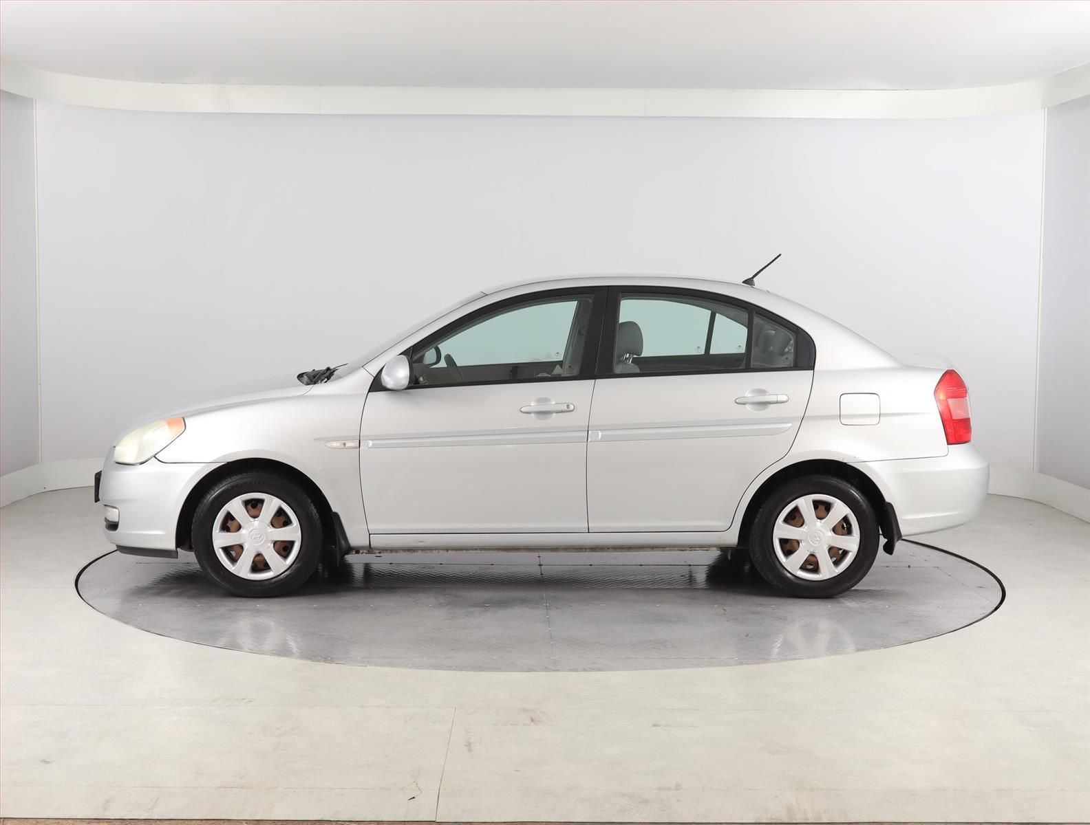 Hyundai Accent, 1.4i, po STK, rezervace - fotka 3