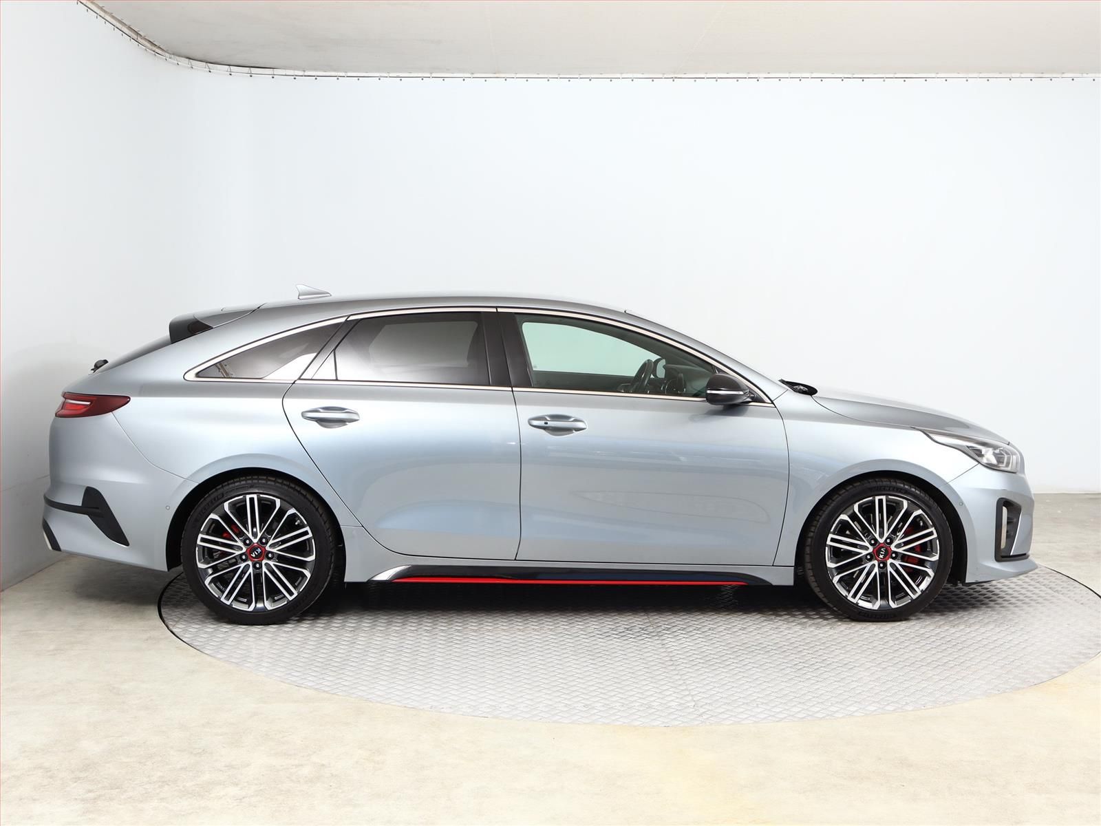 Kia ProCeed, GT 1.6 T-GDI, Automat, Kůže - fotka 6