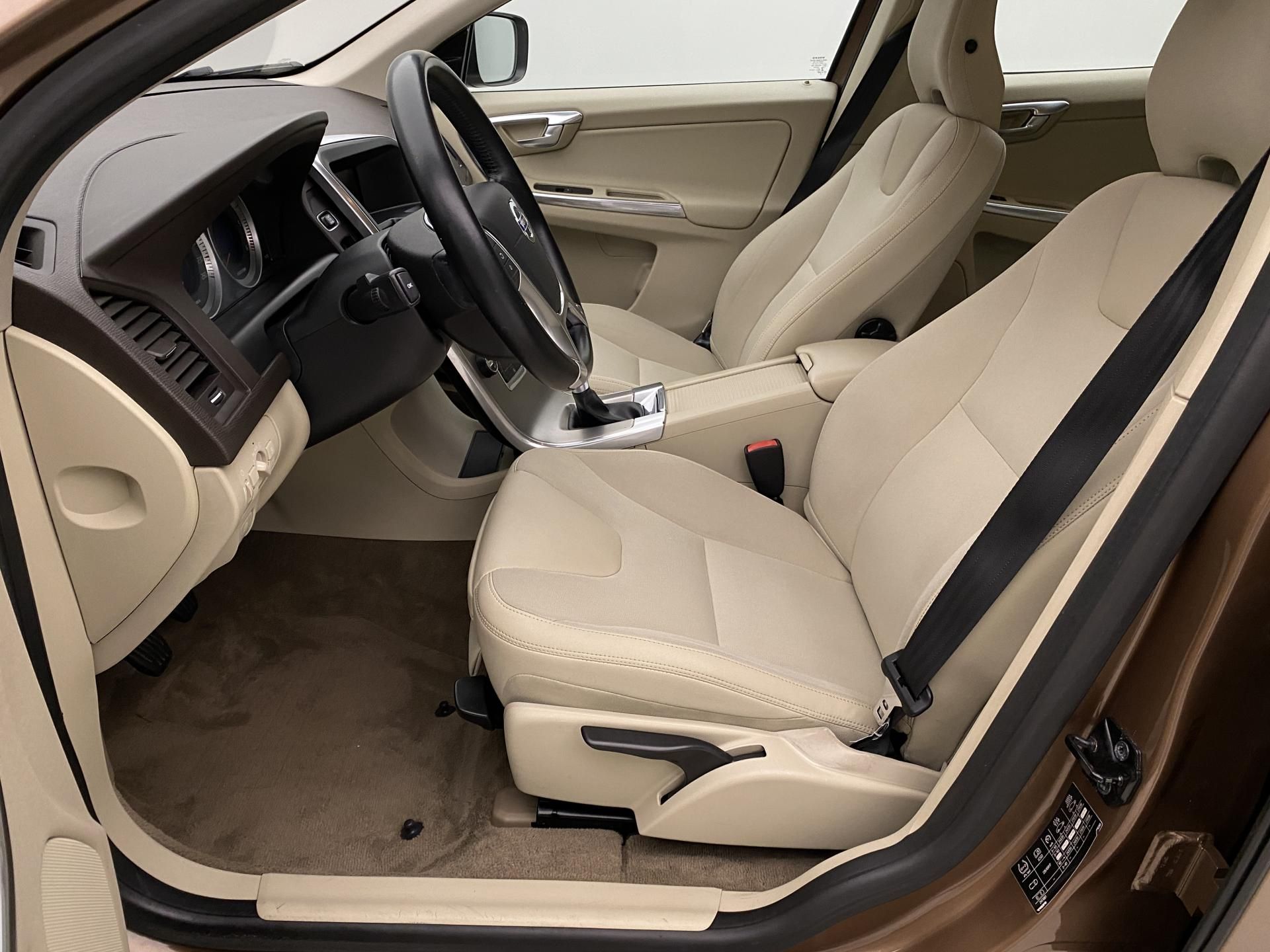 Volvo XC60, D4 AWD MOMENTUM CZ - fotka 3
