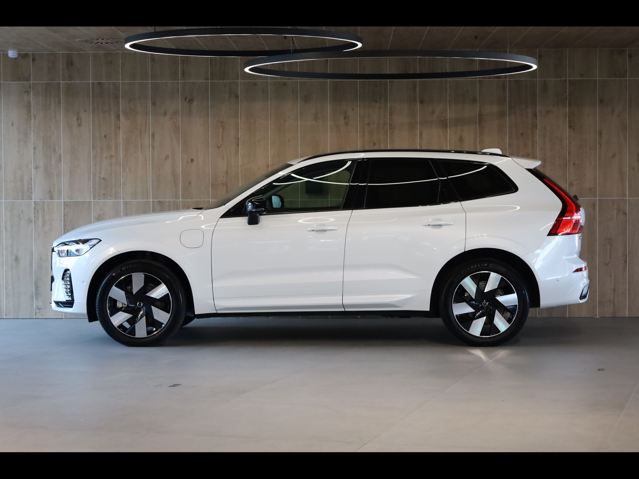 Volvo XC60, T8 PLUS Dark, Ventilace, 360° - fotka 3