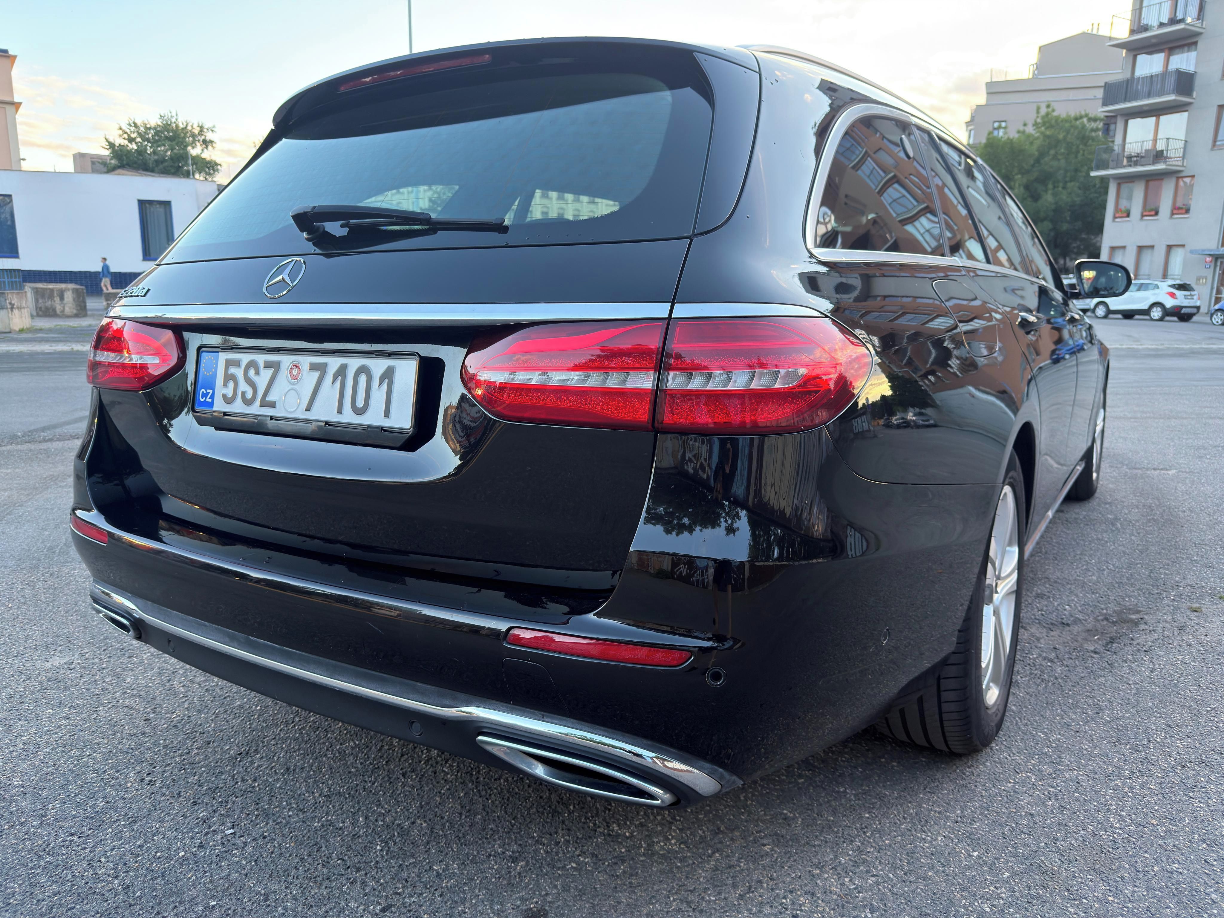 Mercedes-Benz Třídy E, 220d, servisováno - fotka 6