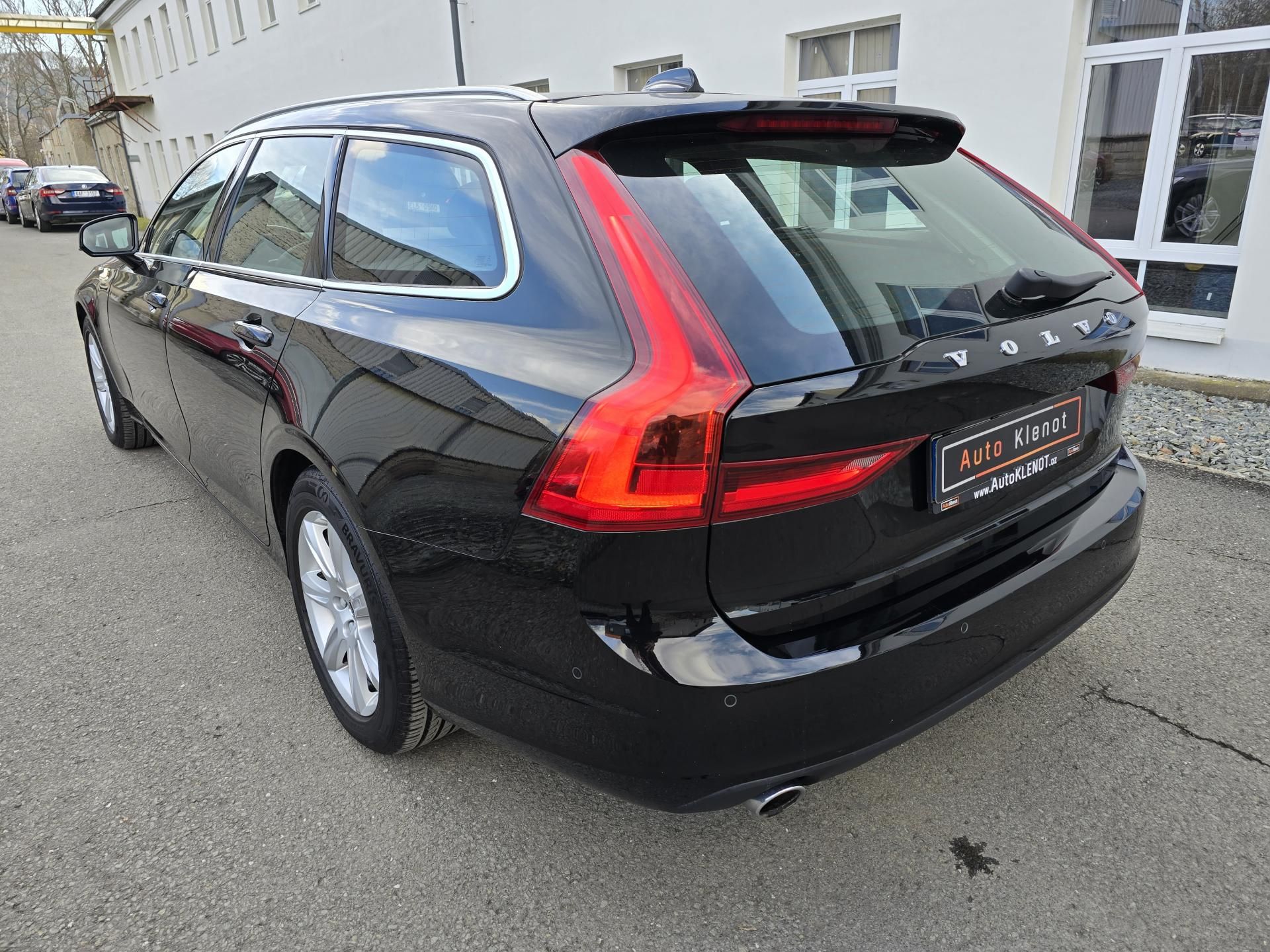 Volvo V90, D4 2,0 140kW 4x4 DPH MOMENTUM - fotka 5