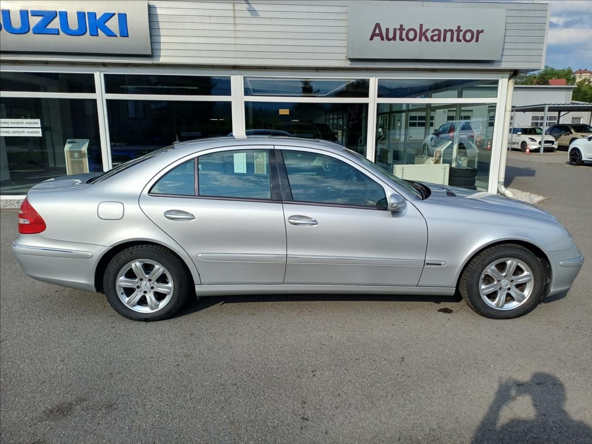 Mercedes-Benz Třídy E, E240 2,6 V6 Elegance - fotka 4