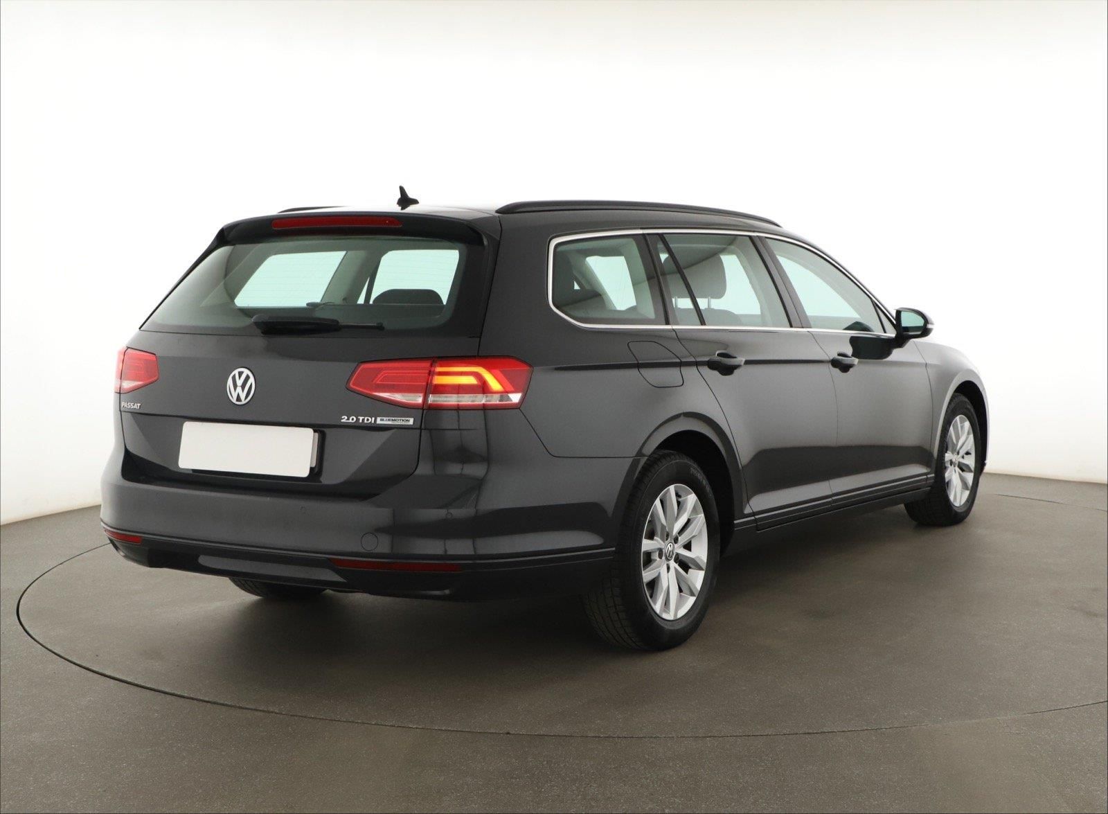 Volkswagen Passat, 2.0 TDI, Automat - fotka 5