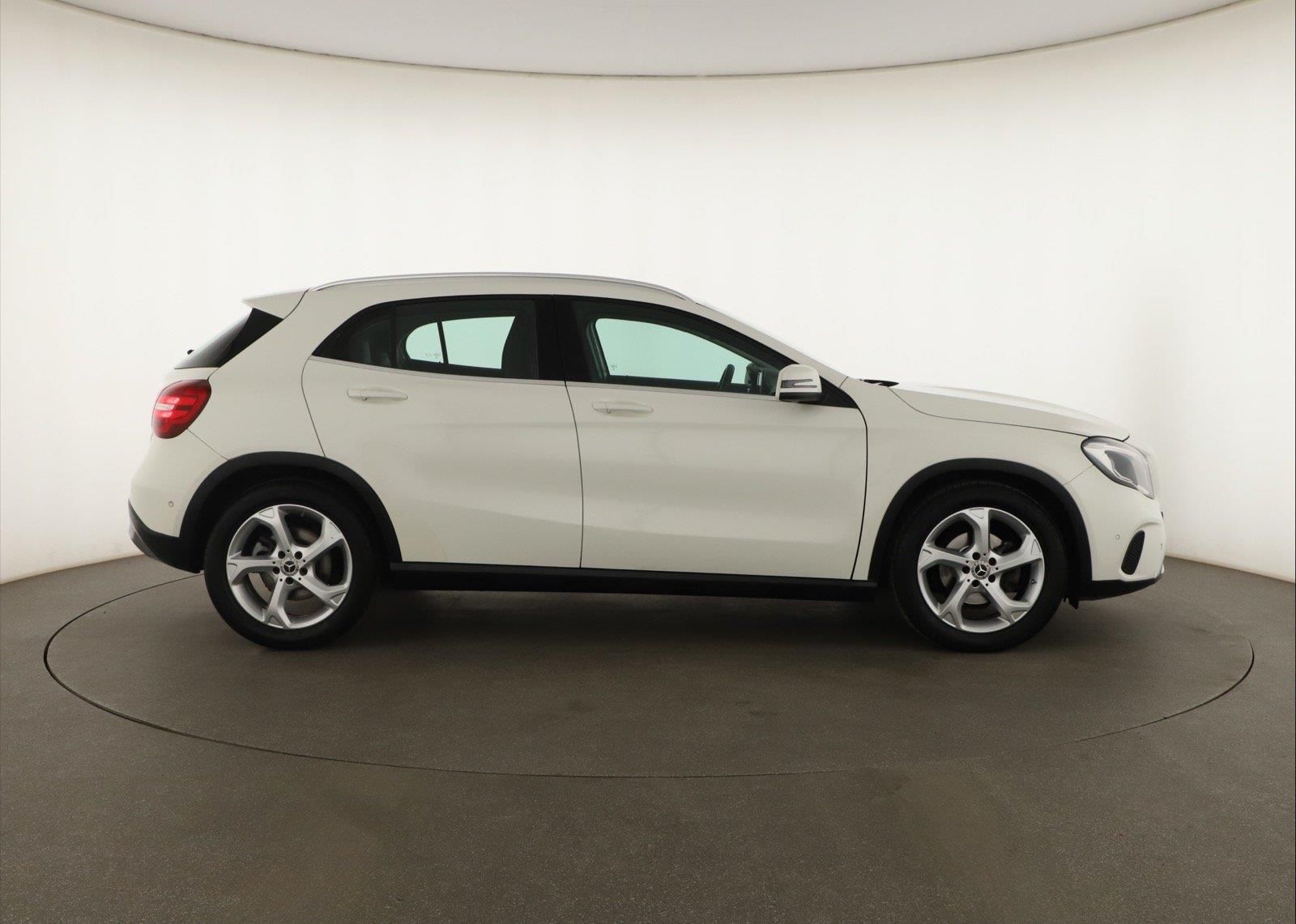 Mercedes-Benz GLA, 180, Automat, Kůže, Navi - fotka 6