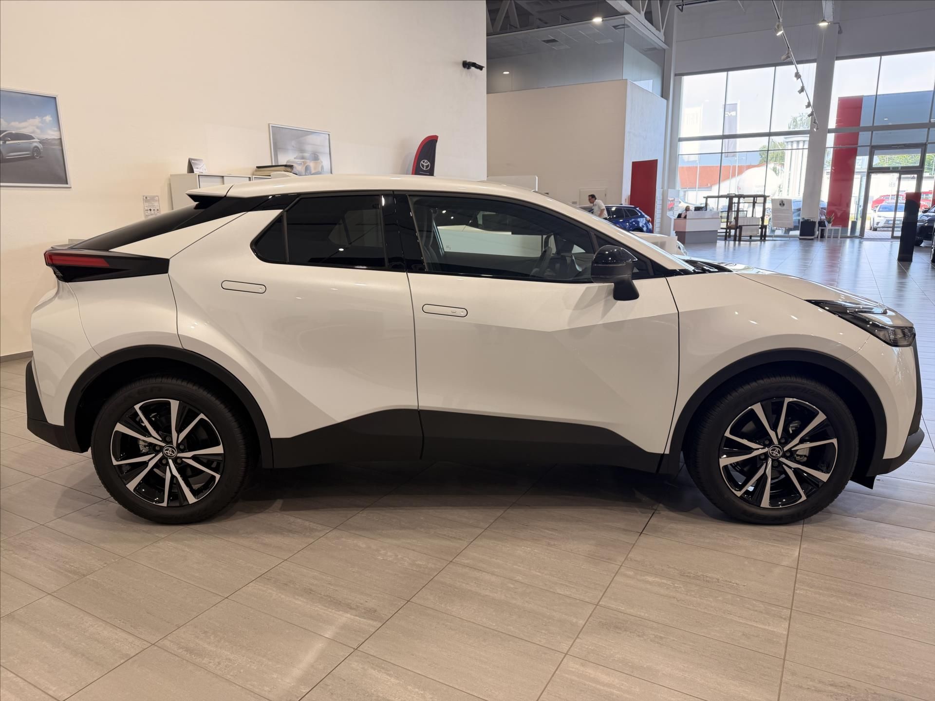 Toyota C-HR, 1,8 Style  Hybrid (140k) - fotka 4