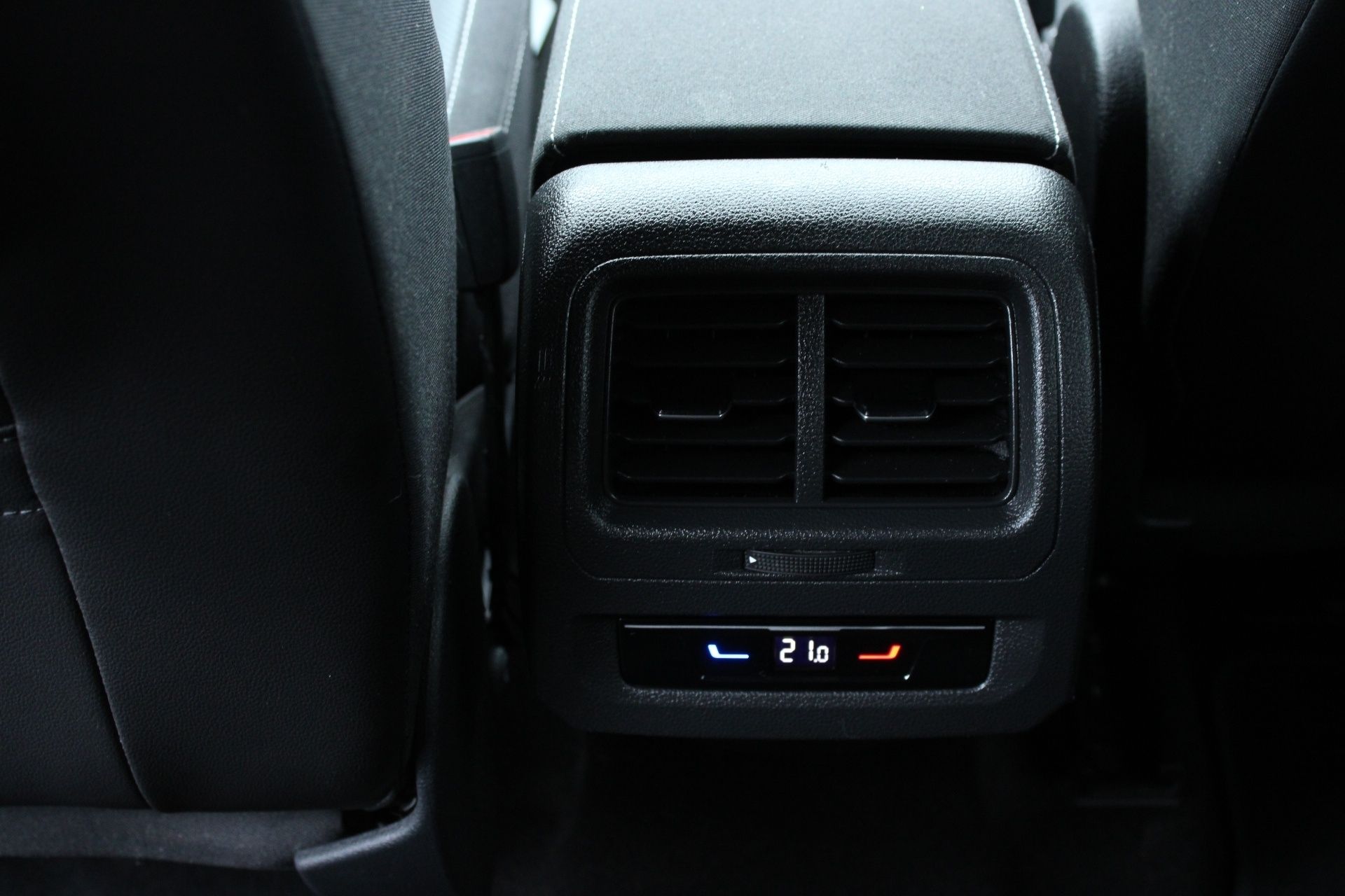 Volkswagen Touran, 2.0 TDI 110Kw DSG tažné LED - fotka 6