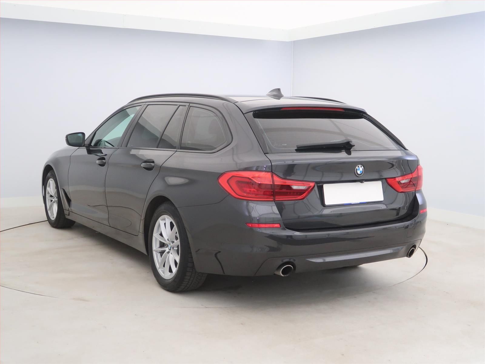 BMW Řada 5, 530d xDrive, Modern Line, 4X4 - fotka 4