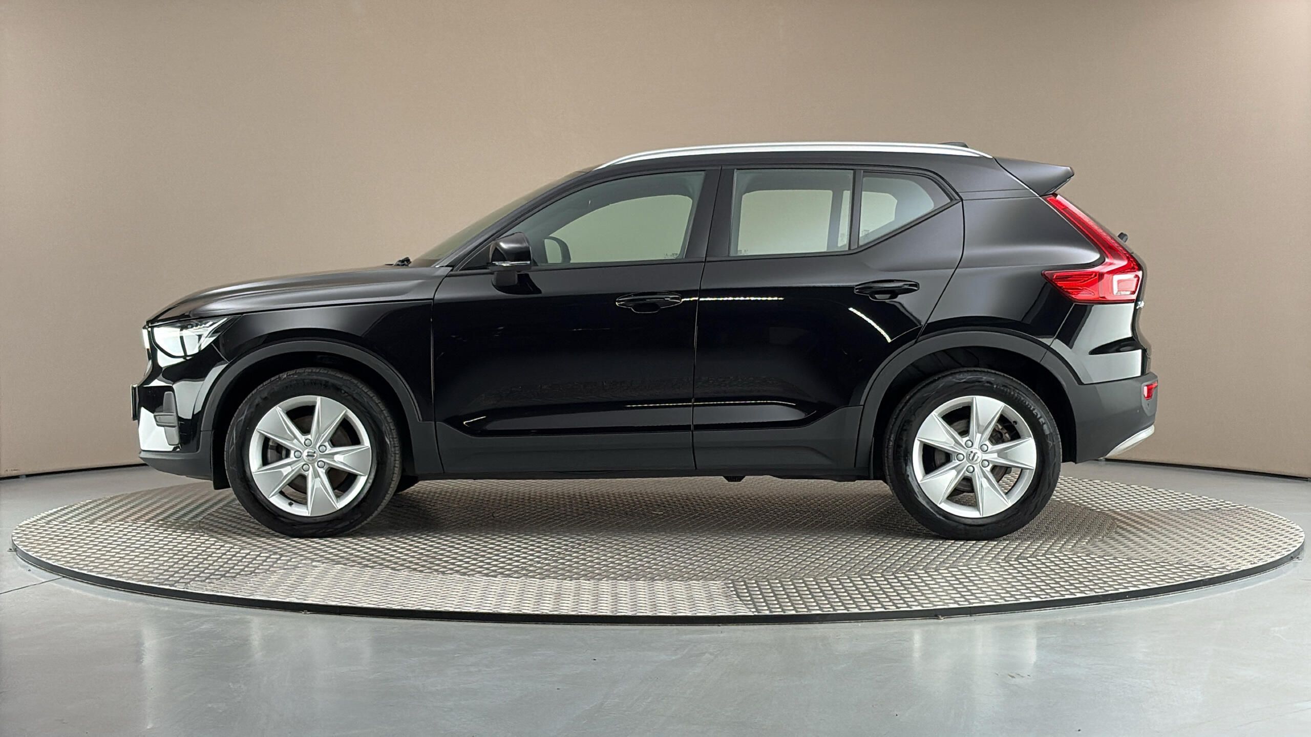 Volvo XC40, 2.0 B3 AUT Core - fotka 4