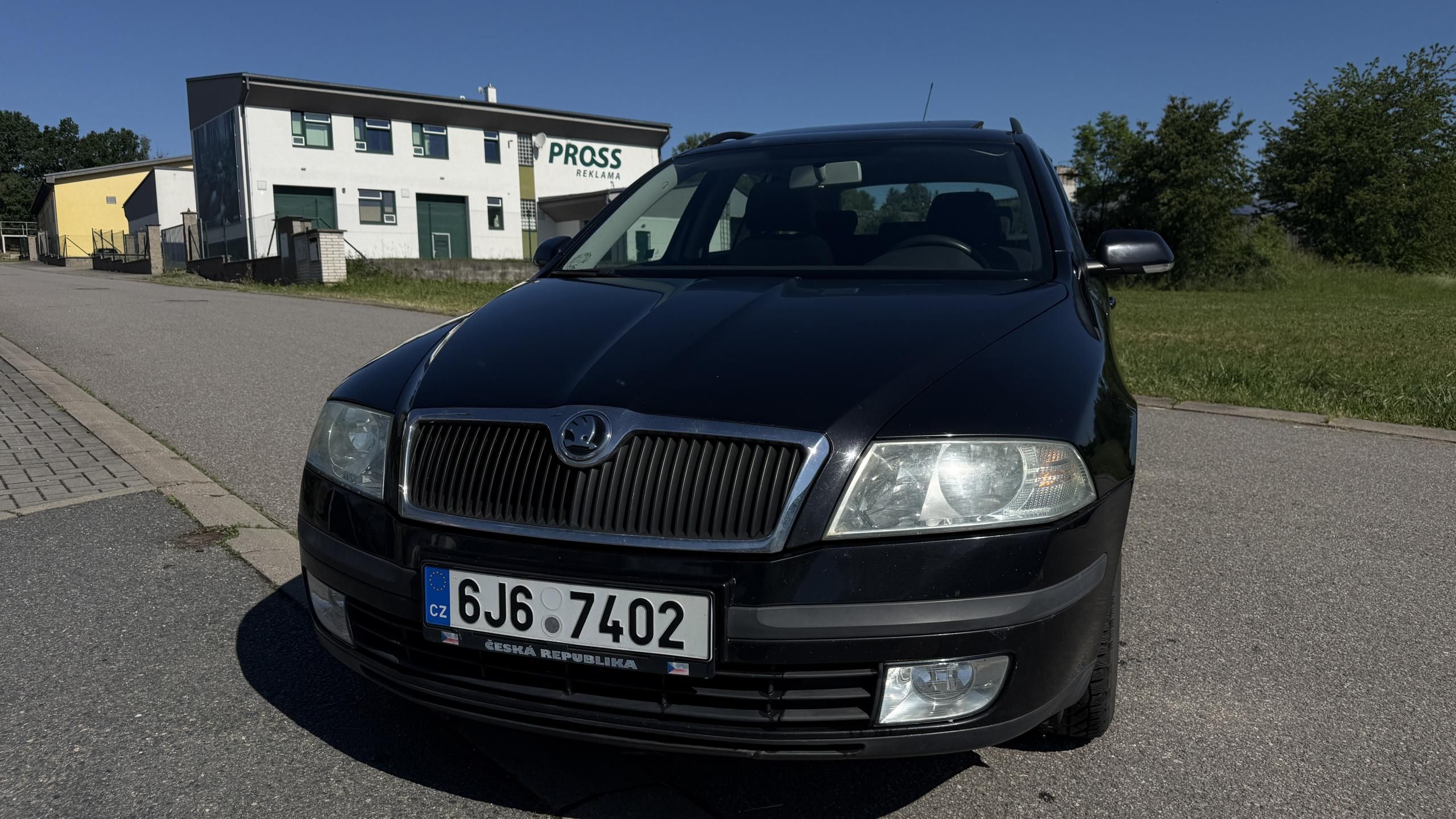 Škoda Octavia, KOMBI 1.6 FSI 85KW - fotka 2