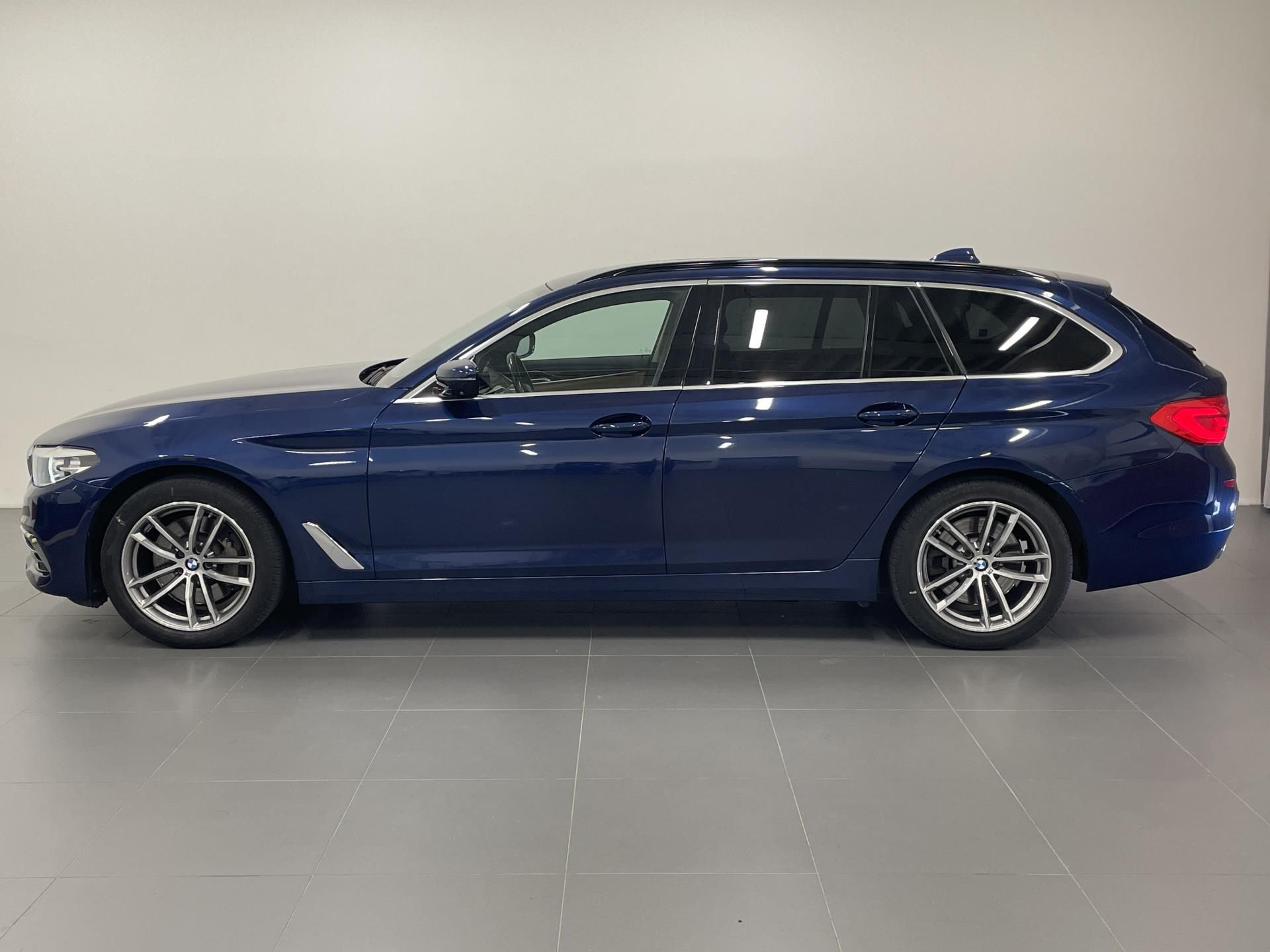 BMW Řada 5, 530d xDrive, Nezávislé, Tažné - fotka 3