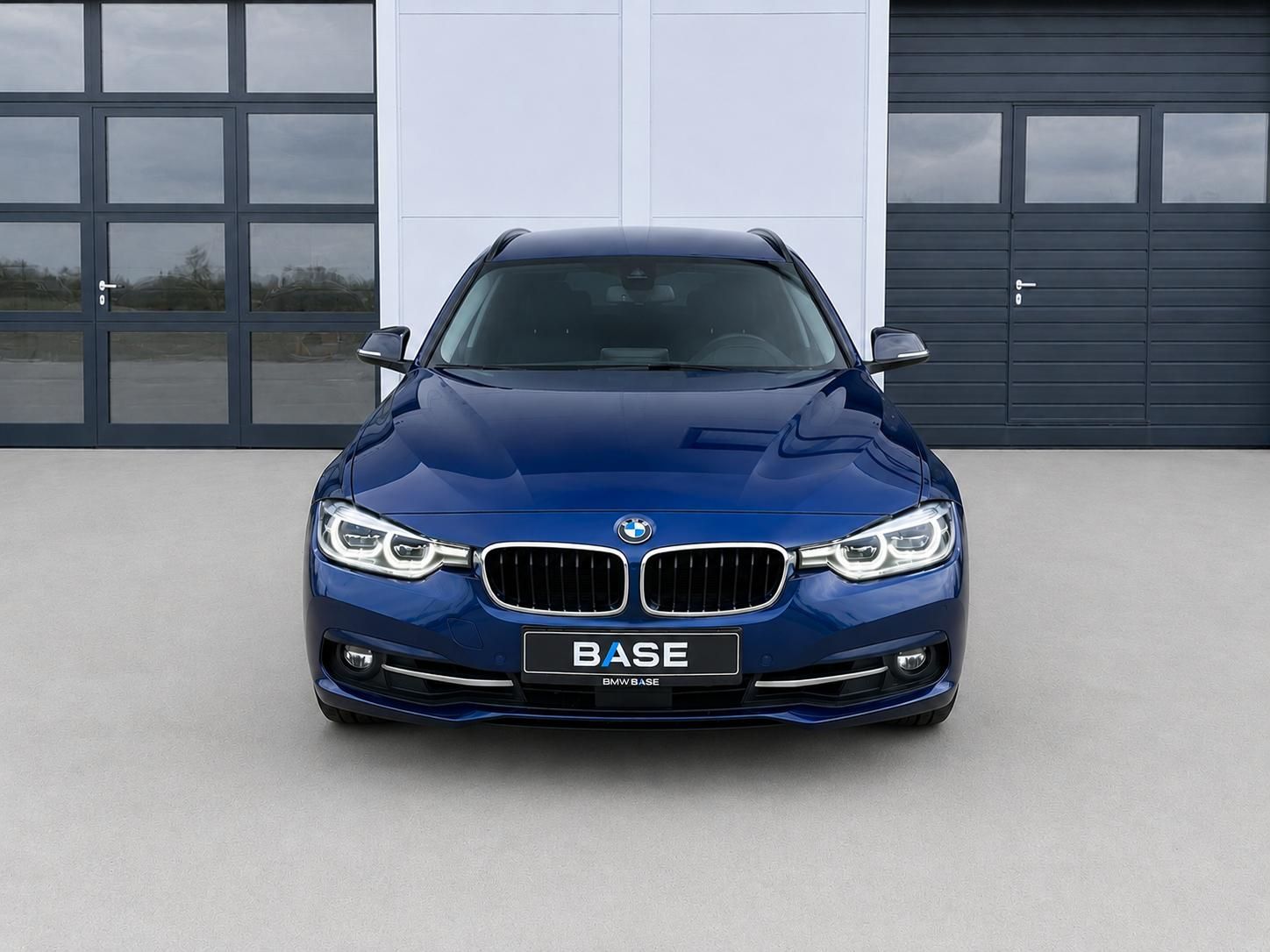 BMW Řada 3, 330i Touring Sport Line - fotka 2