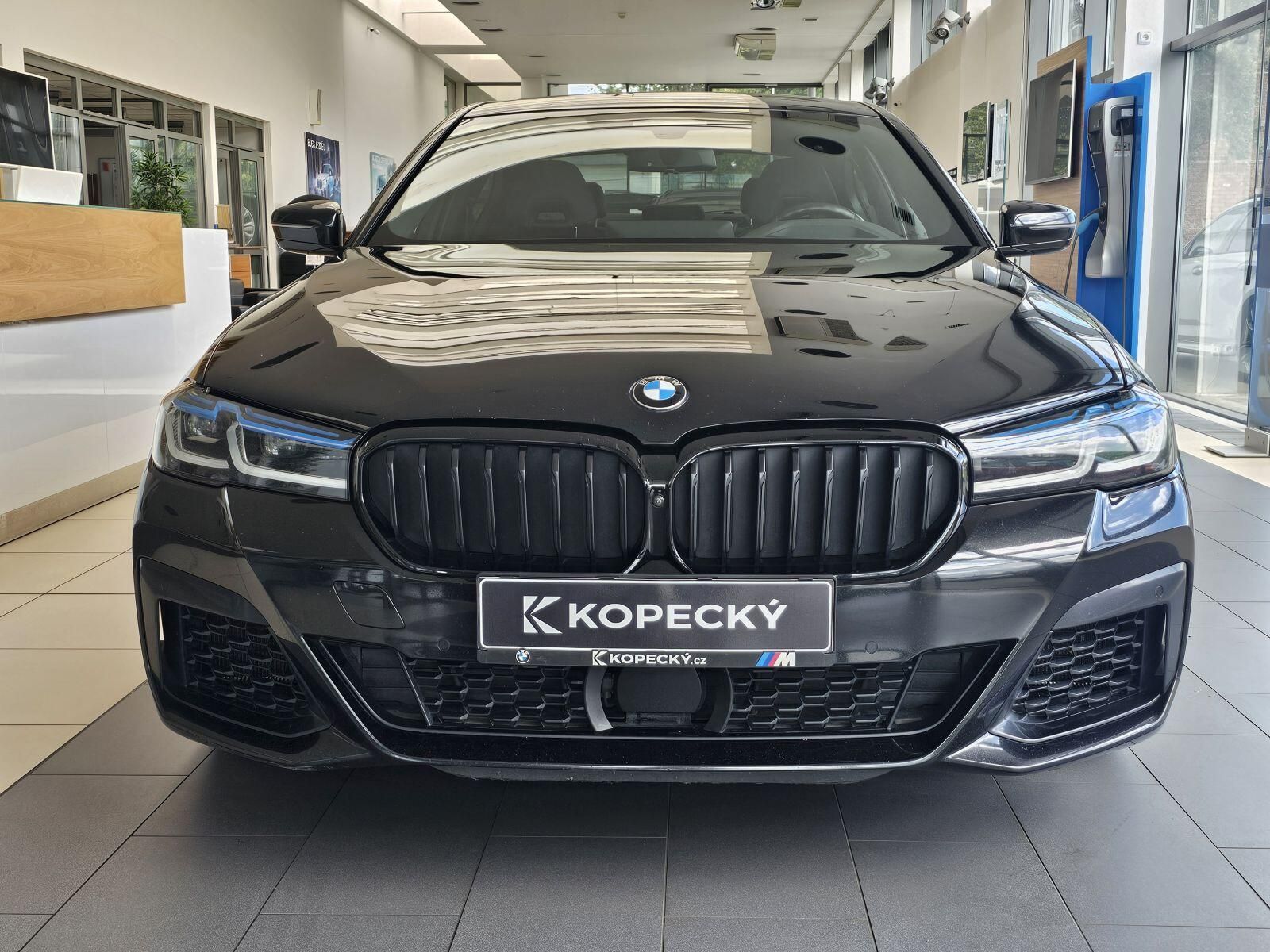 BMW Řada 5, M550i xDrive - fotka 2