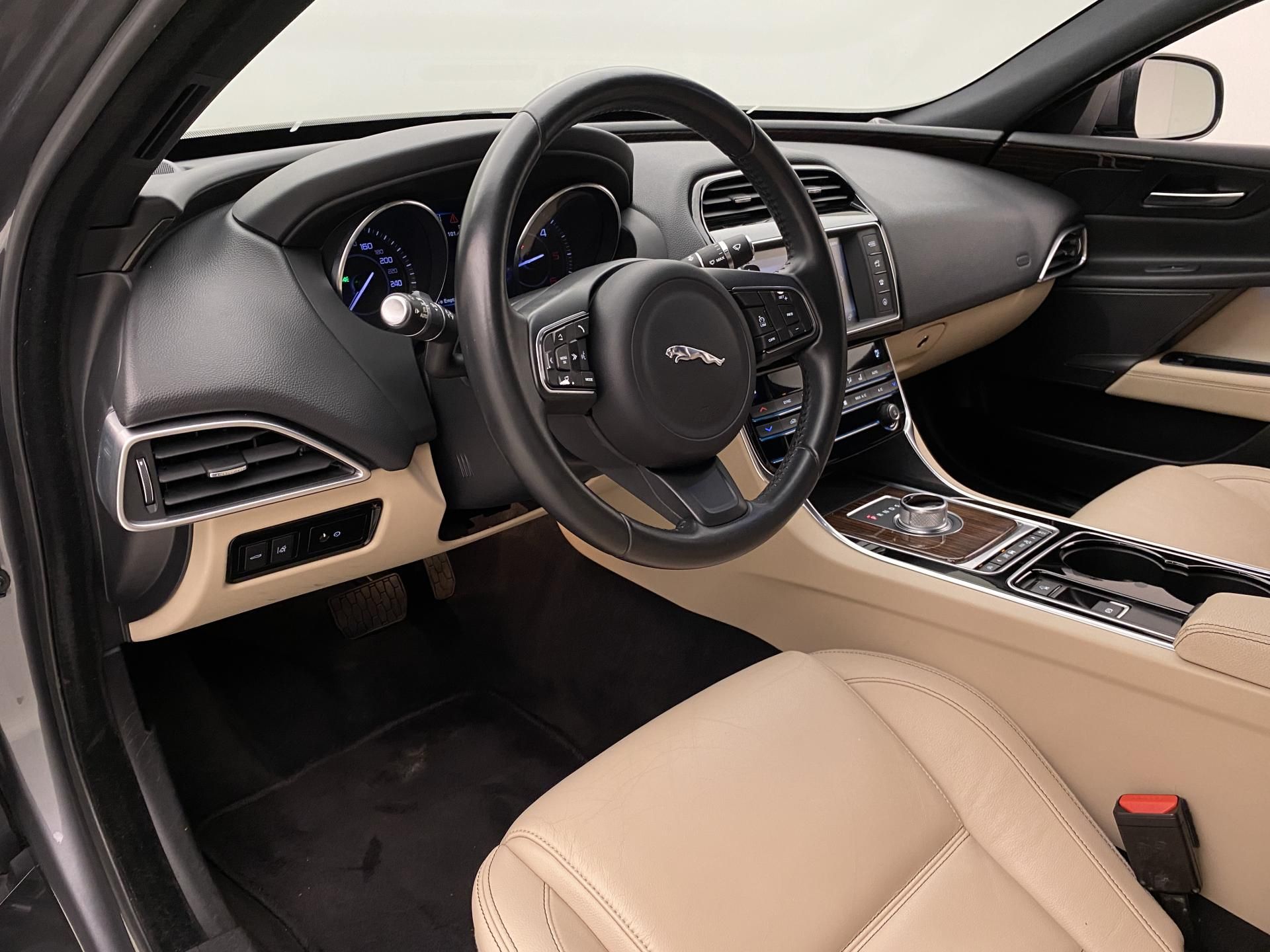 Jaguar XE, 2.0D 132kW PURE AUT - fotka 4