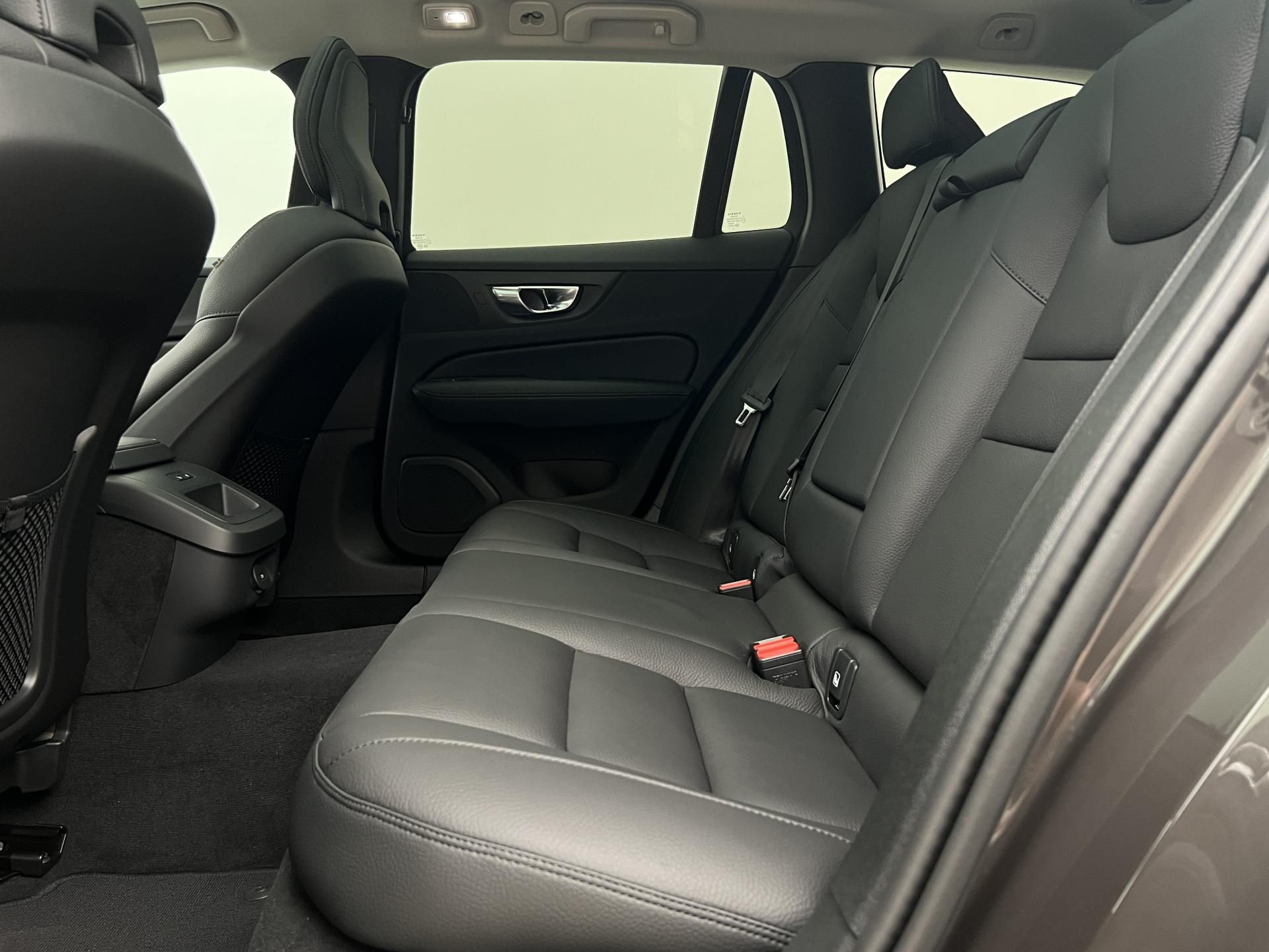 Volvo V60, B4 DARK PLUS AUT - fotka 6