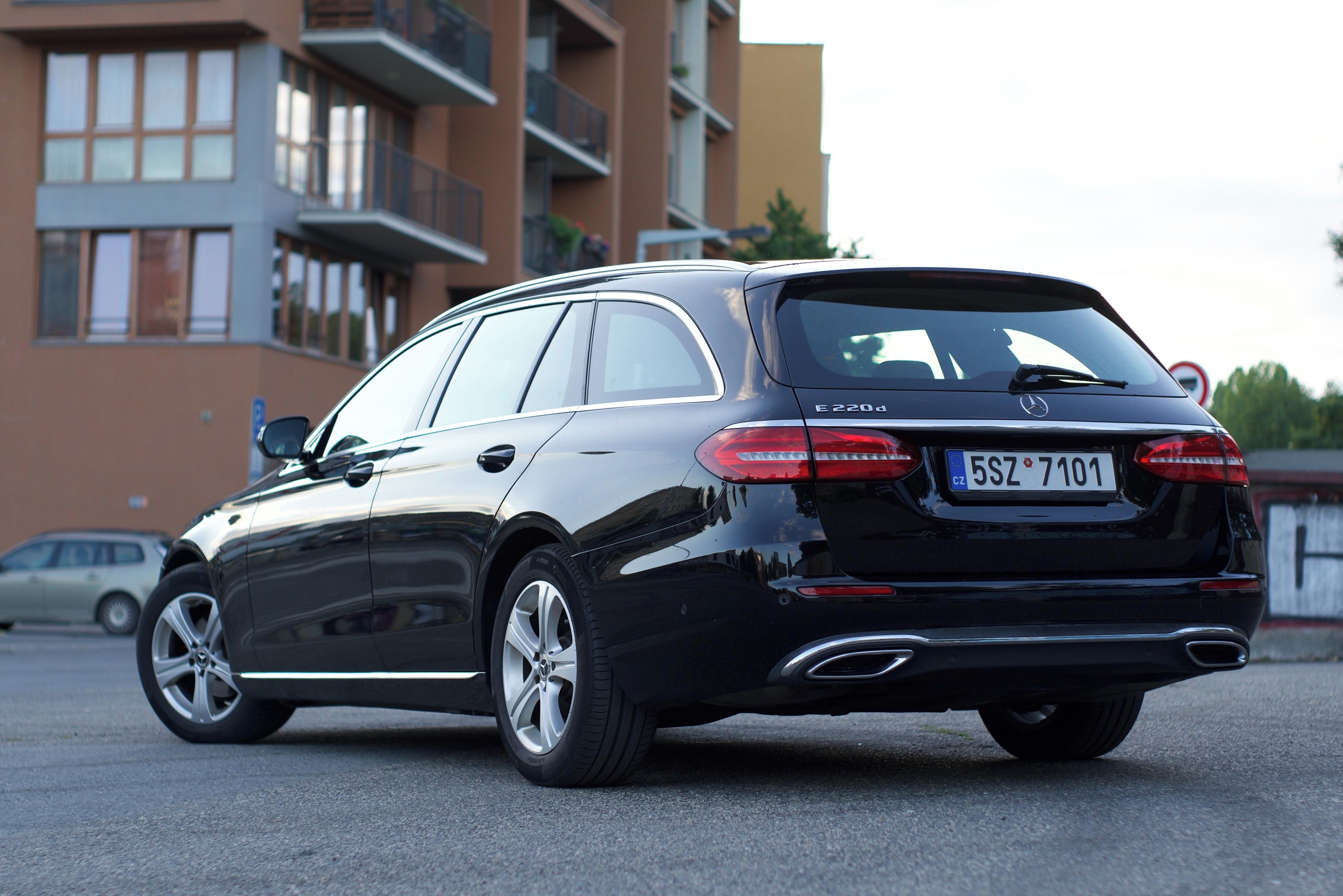 Mercedes-Benz Třídy E, 220d, servisováno - fotka 2