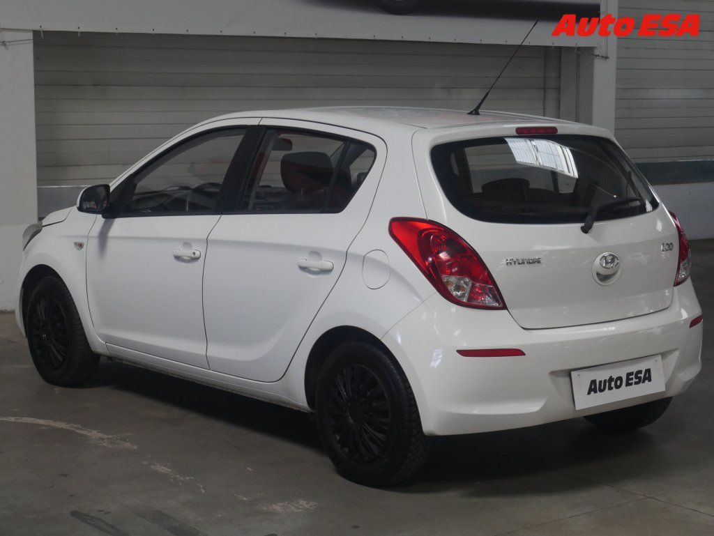 Hyundai i20, 1.2i,AC - fotka 4