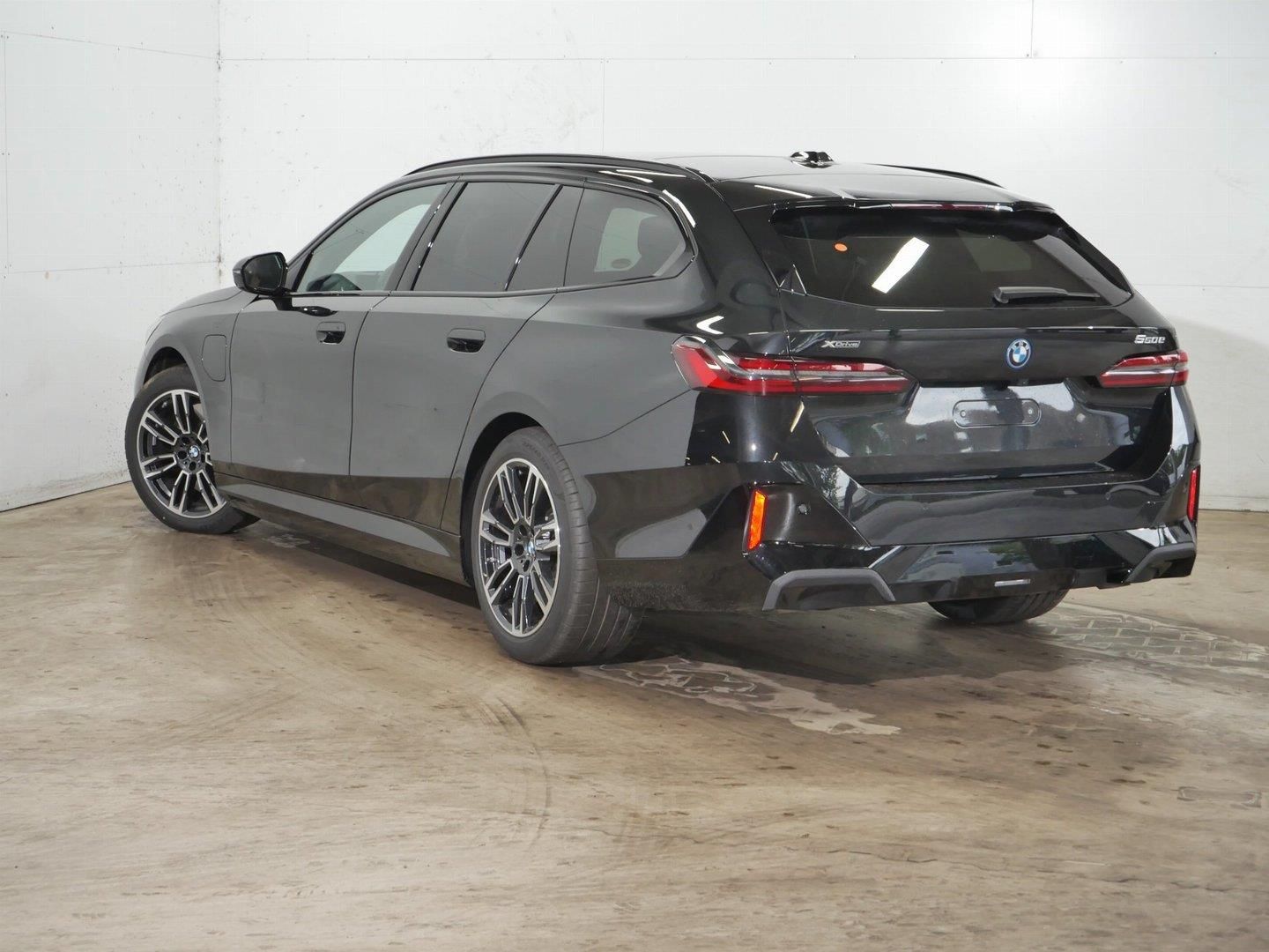 BMW Řada 5, 550e xDrive Touring M PRO - fotka 3