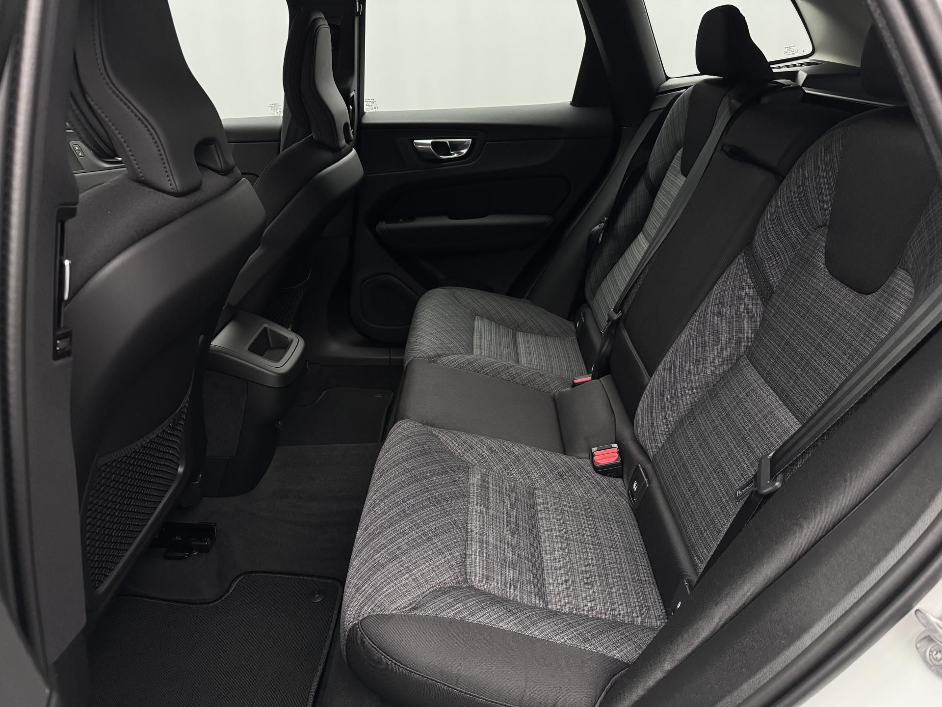 Volvo XC60, B5 AWD AUT ESSENTIAL - fotka 5