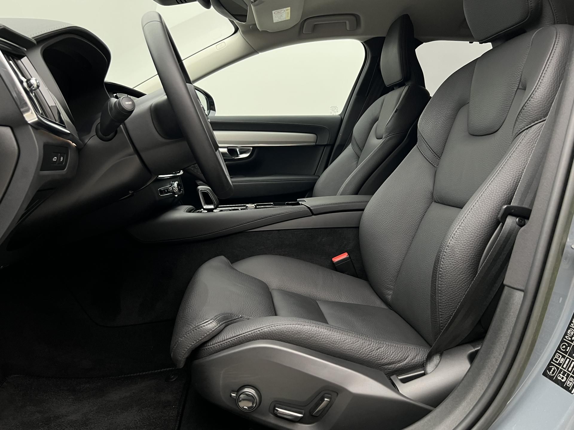 Volvo V90, T6 AWD RECHARGE DARK PLUS - fotka 3