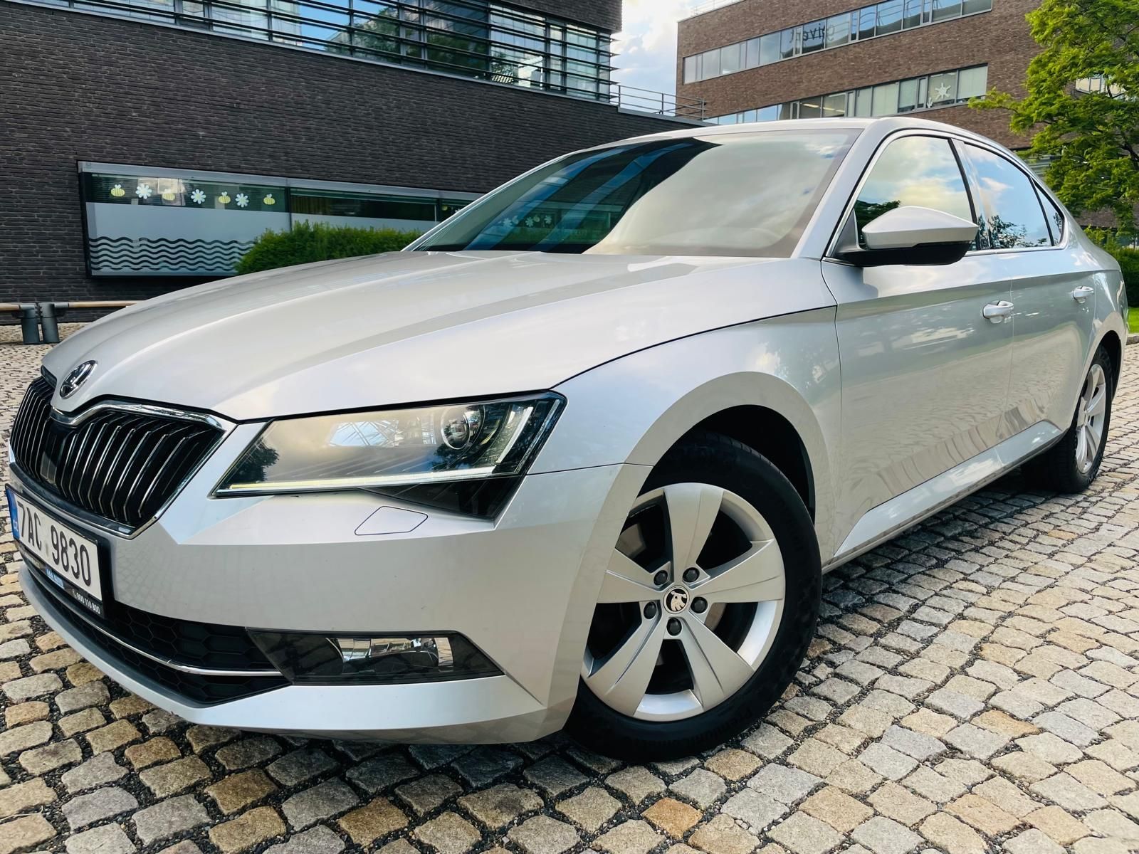 Škoda Superb, 2.0TDI AUTOMAT SENZORY LED - fotka 2