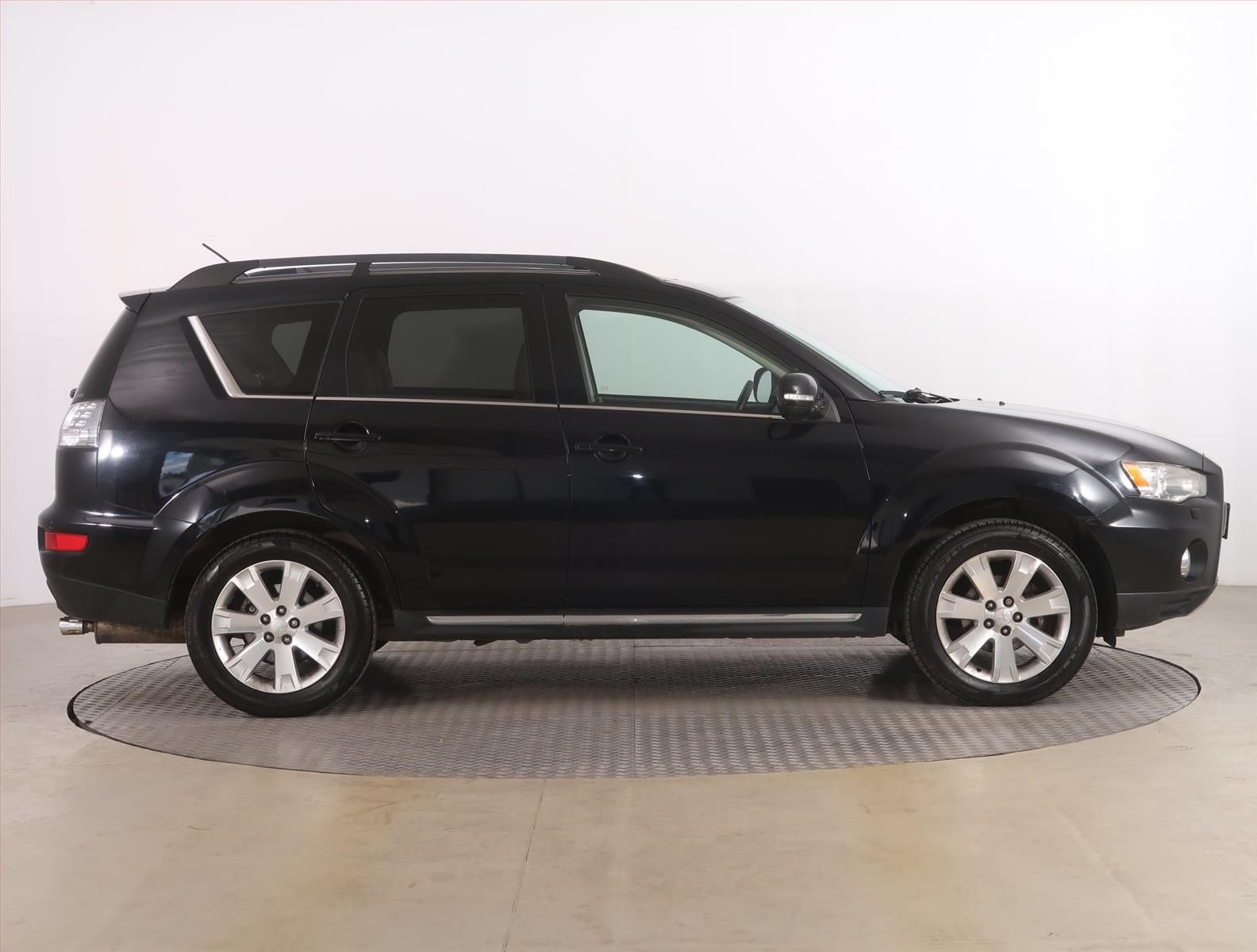 Mitsubishi Outlander, 2.2 DI-D, 4X4, 7 míst - fotka 6