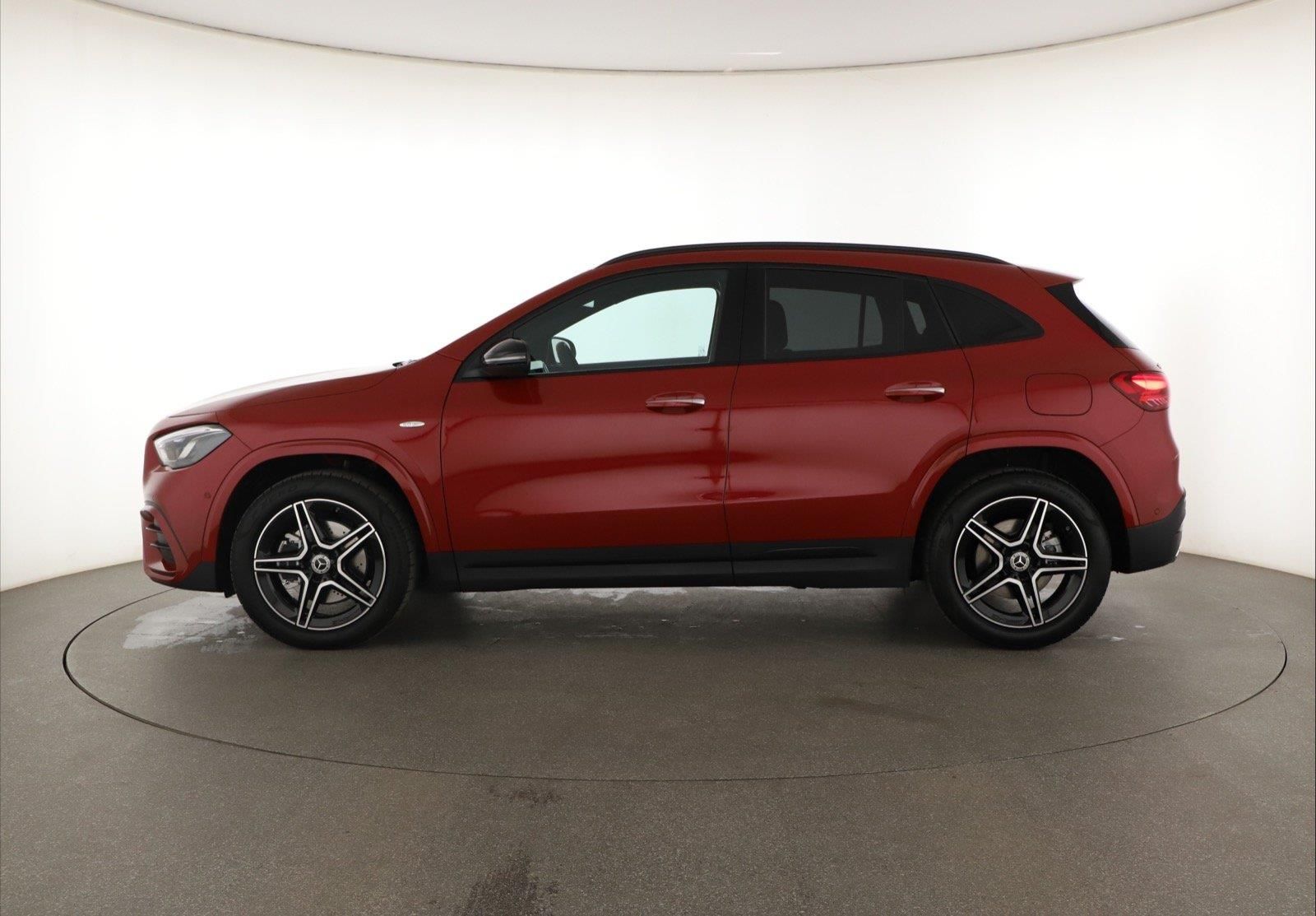 Mercedes-Benz GLA, 250 e, AMG LINE - fotka 2