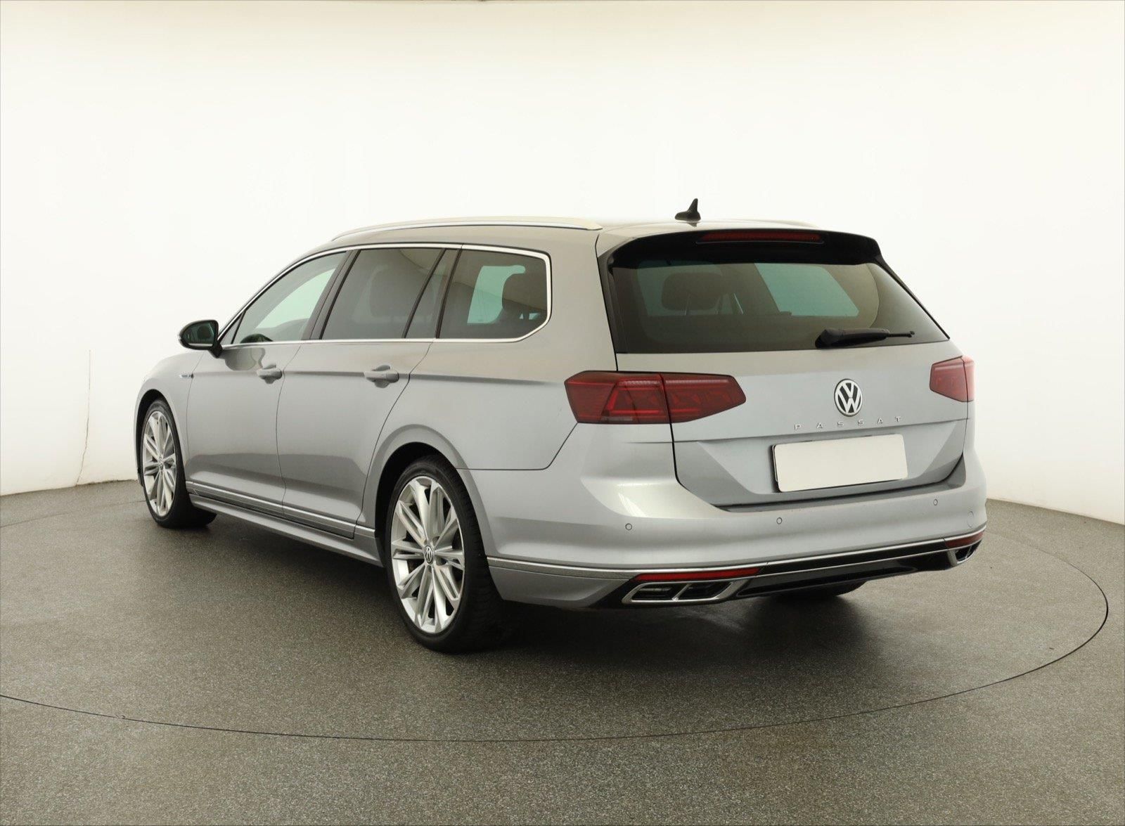 Volkswagen Passat, 2.0 TDI, Elegance, Automat - fotka 4