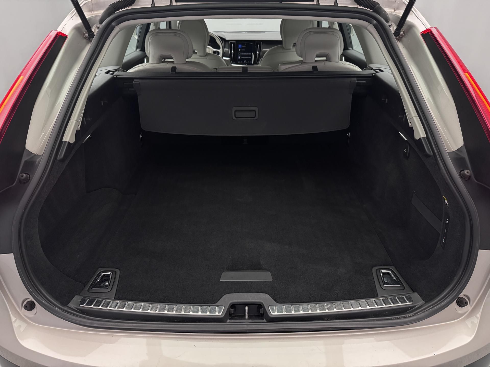 Volvo V90, CC D4 AWD MOMENTUM AUT - fotka 5