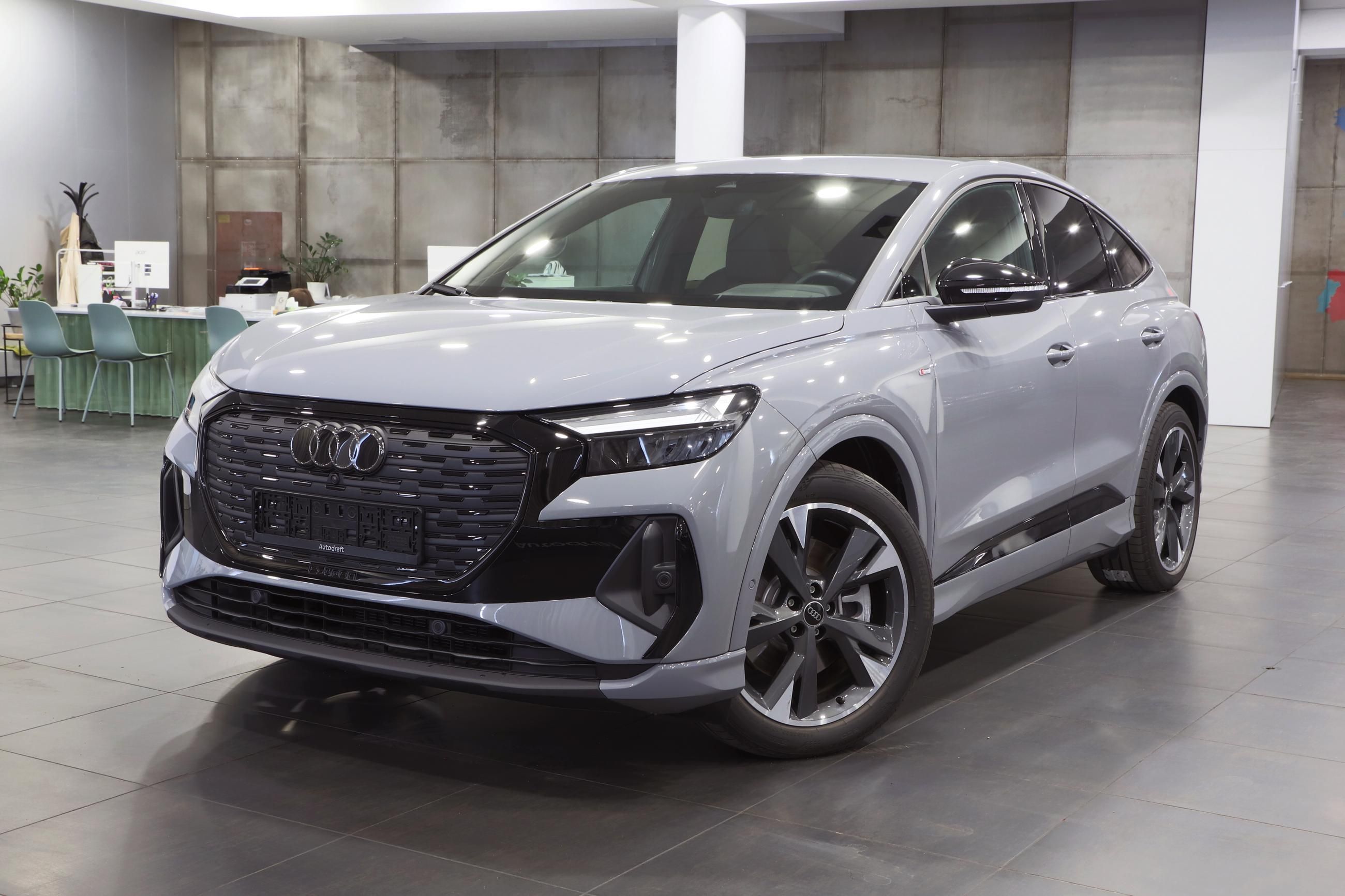 Audi Q4 e-tron, Sportback 50 4x4 S-Line 195kW - fotka 2