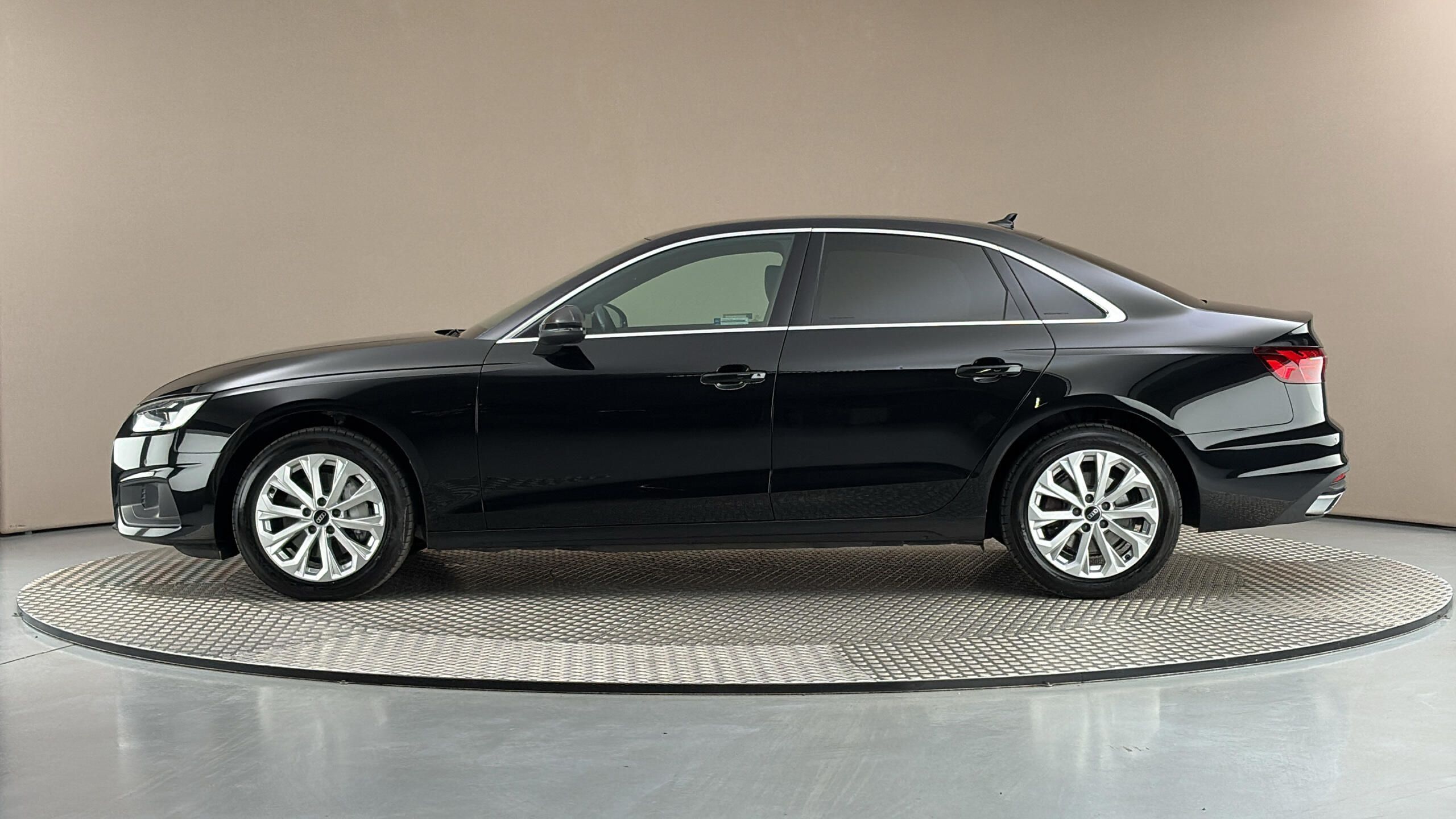Audi A4, 2.0 40TDI S Tronic Quattro - fotka 4