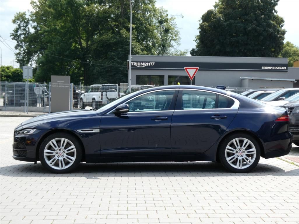 Jaguar XE, 2,0 P300 SE, 1.Maj ČR, AWD - fotka 2