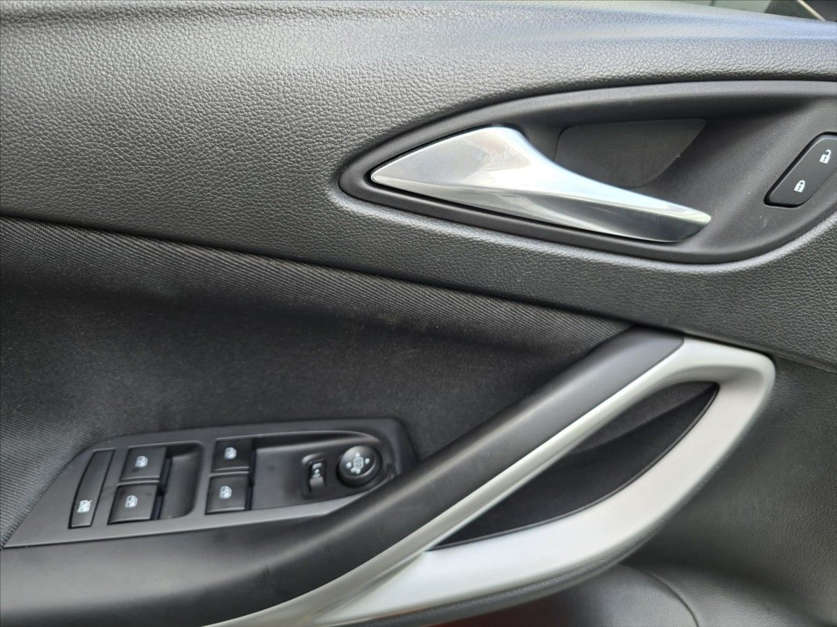 Opel Astra, 1,5 CDTi kombi 77KW - fotka 6