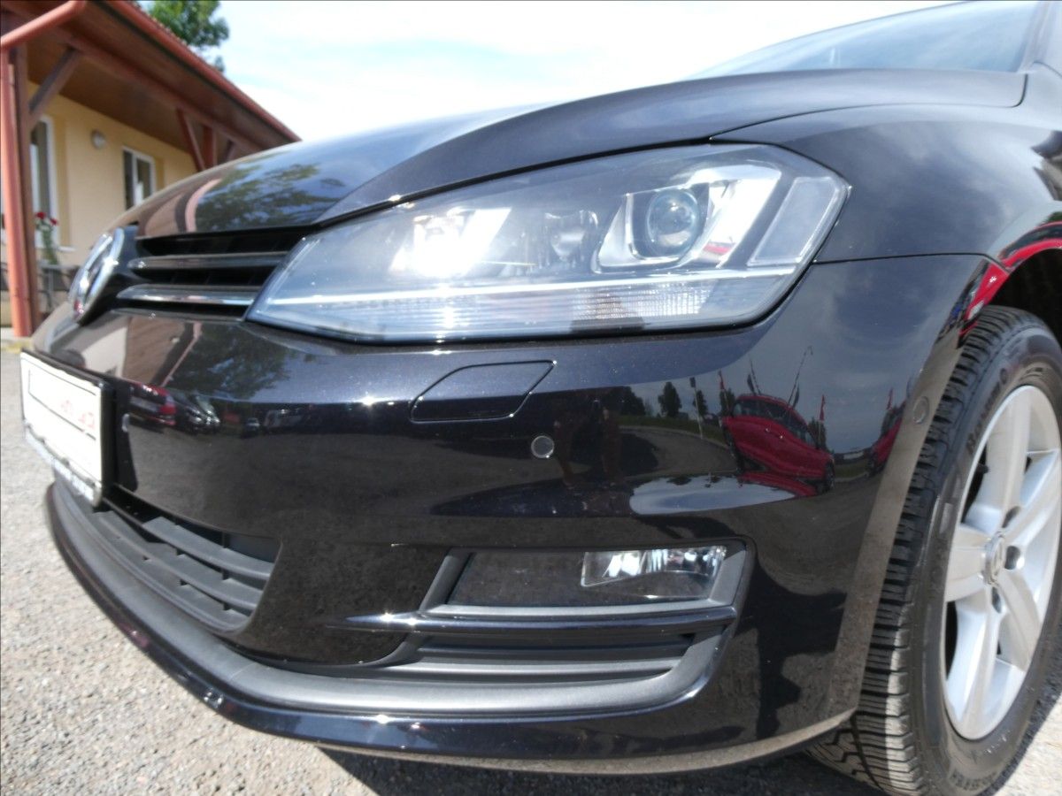 Volkswagen Golf, 1,6 TDi 77kW serviska, xenony - fotka 4