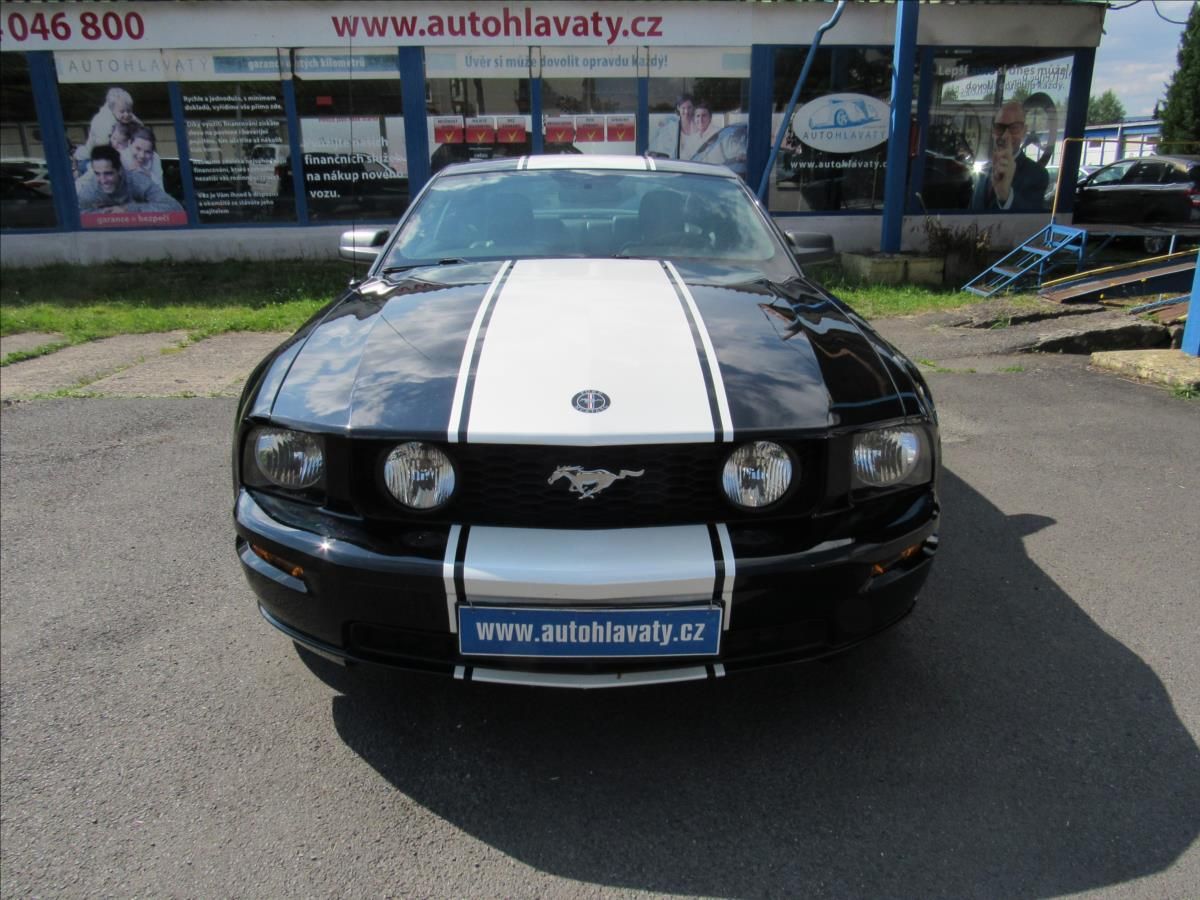 Ford Mustang, 4,6 L V8 GT 224kW - fotka 2