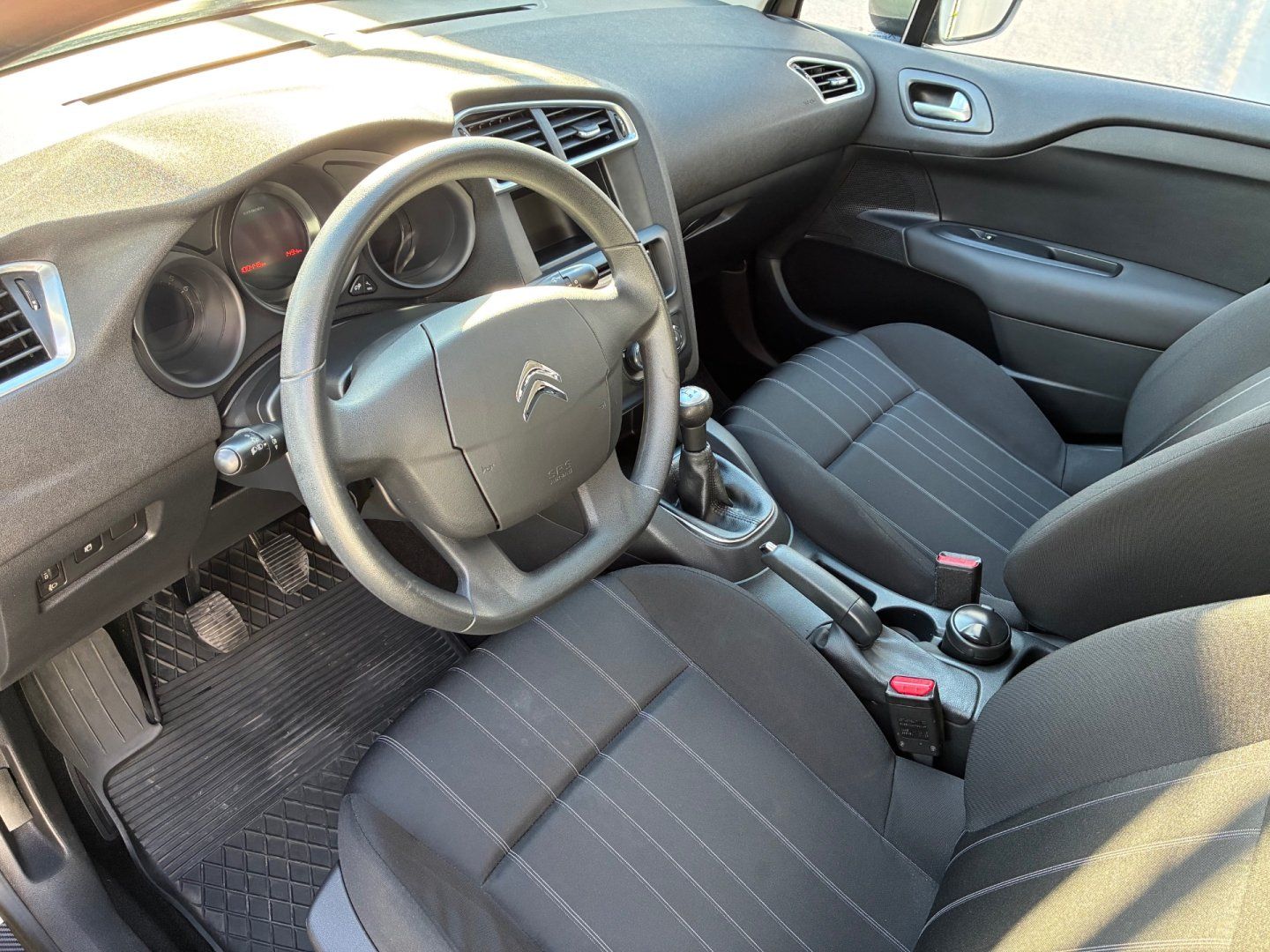 Citroën C4, 1.4i 70kW*ČR*KLIMA*SERVISKA* - fotka 4