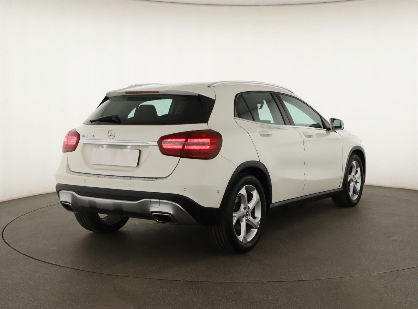 Mercedes-Benz GLA, 180, Automat, Kůže, Navi - fotka 5