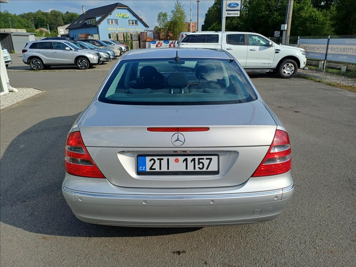 Mercedes-Benz Třídy E, E240 2,6 V6 Elegance - fotka 6