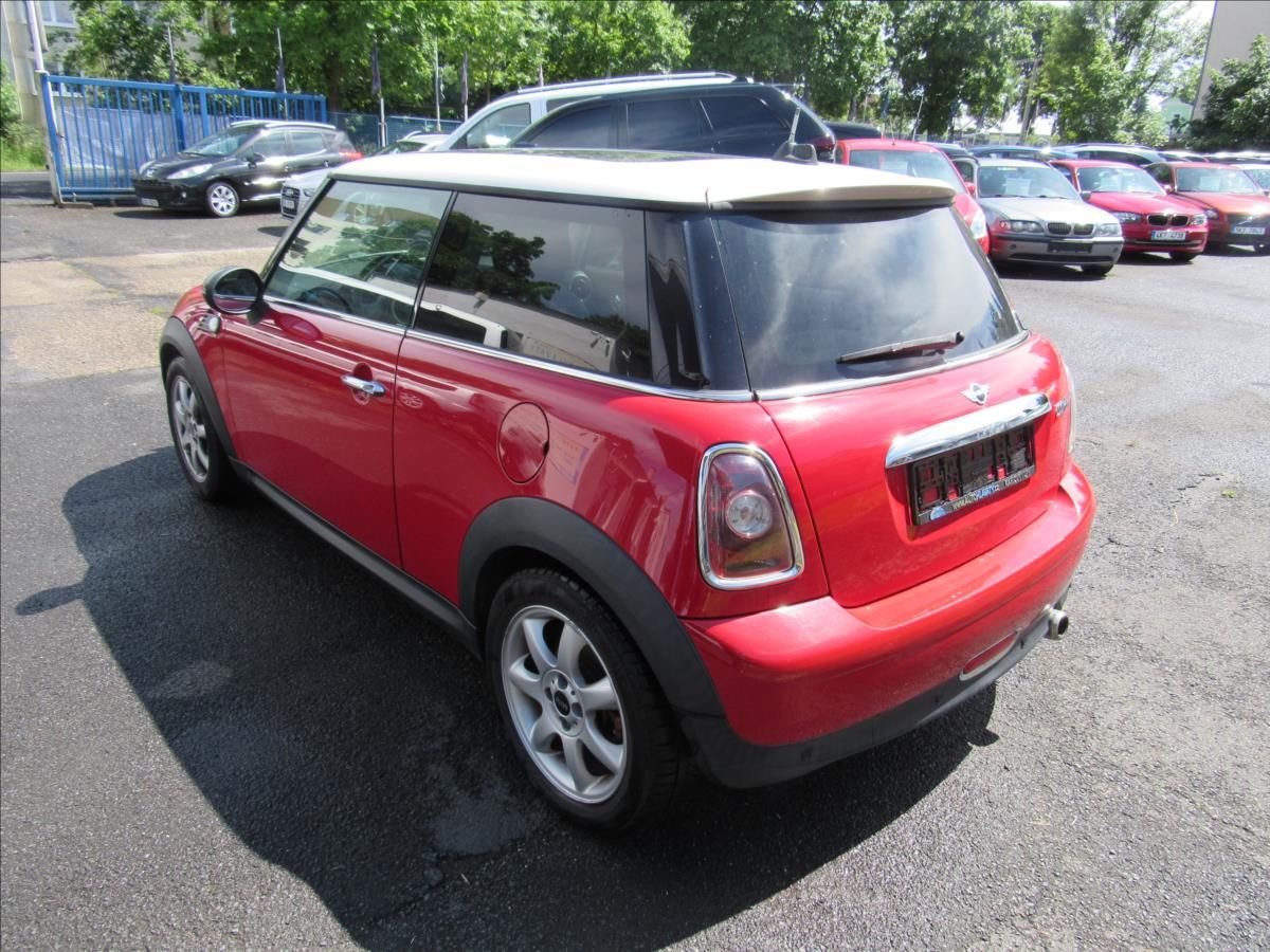 Mini Cooper, 1,6 i Chilli Red 88KW - fotka 4