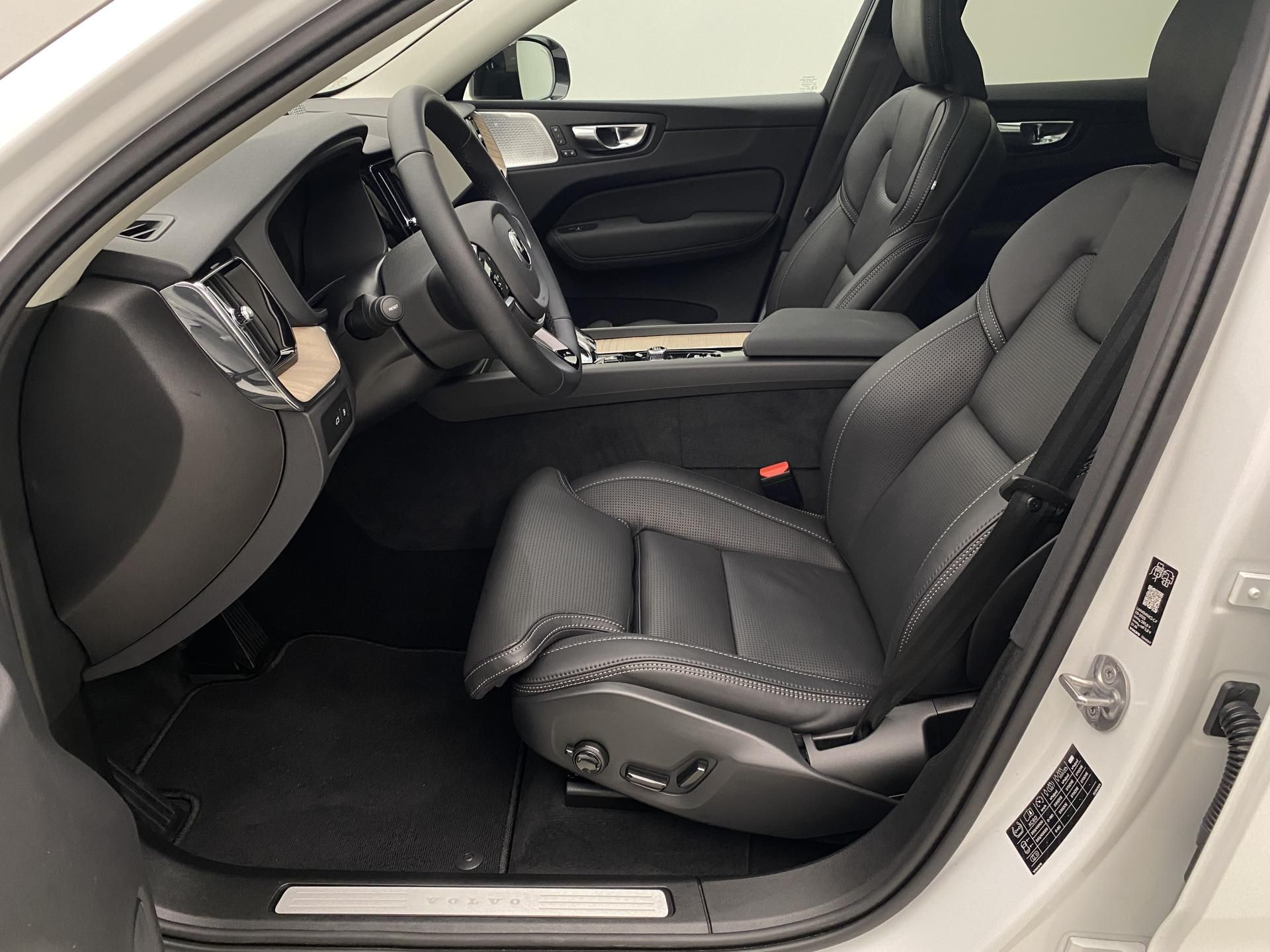 Volvo XC60, T6 AWD RECHARGE DARK PLUS CZ - fotka 3