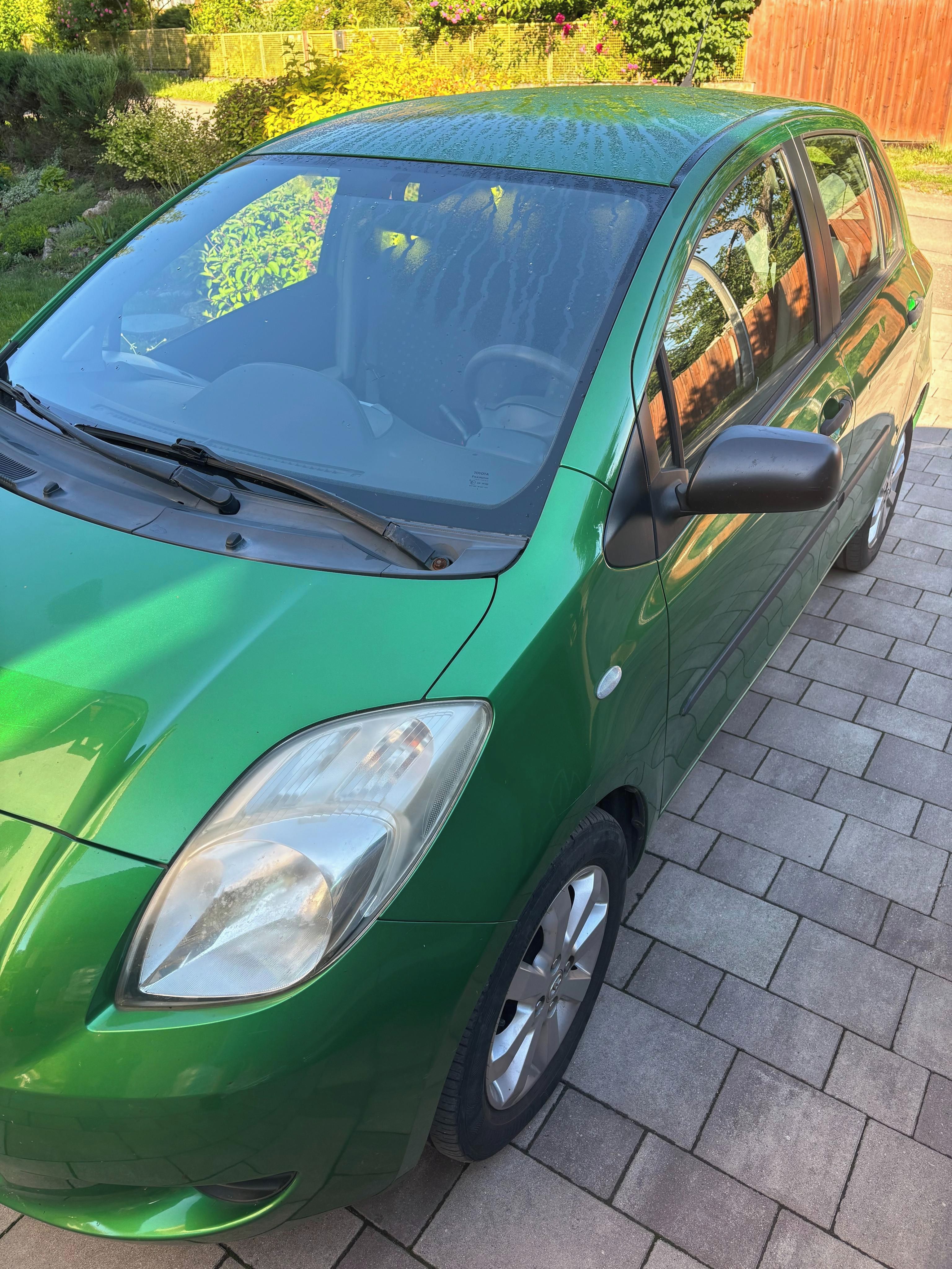 Toyota Yaris, bez závad, 2 sady kol