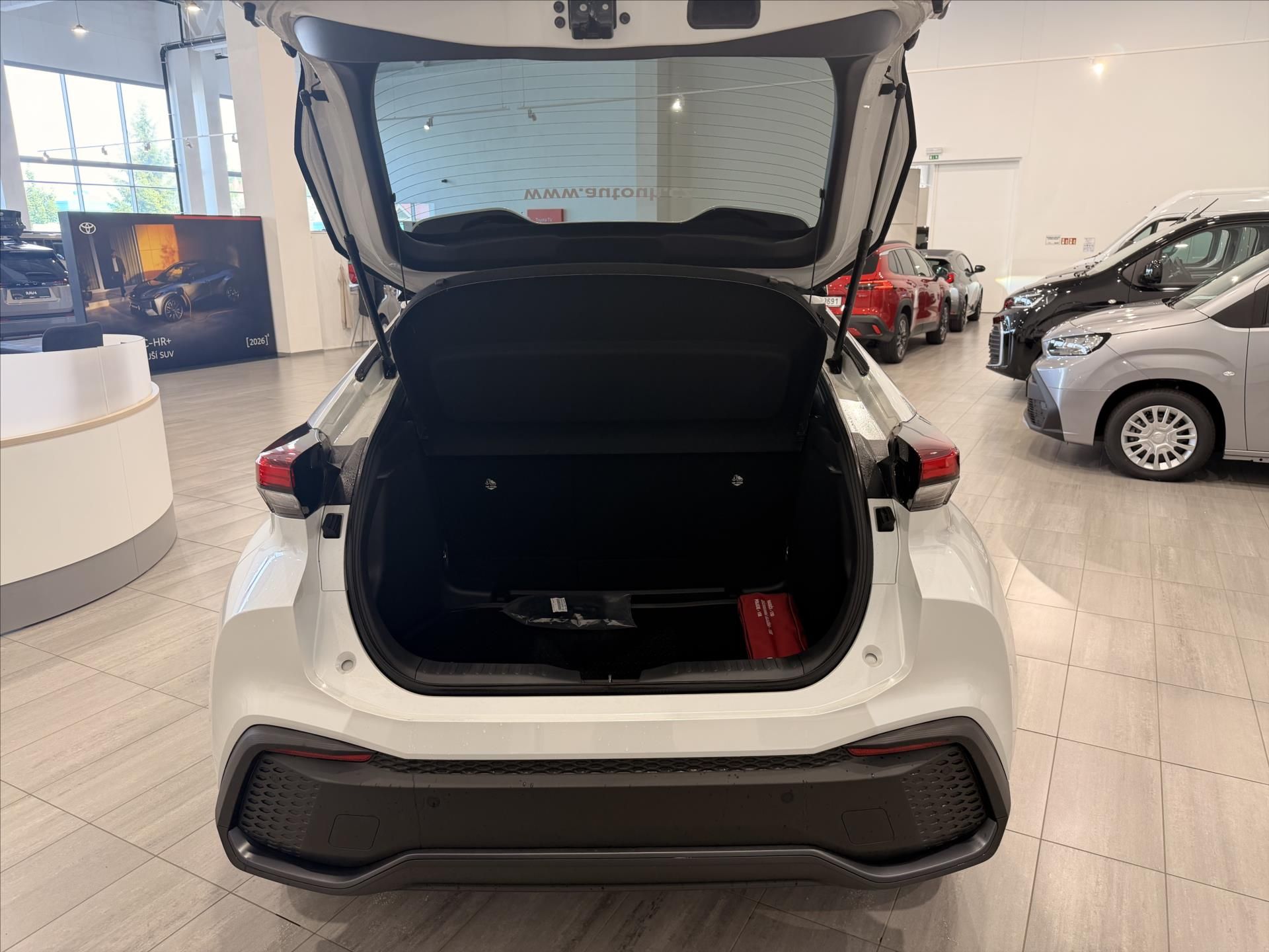 Toyota C-HR, 1,8 Style  Hybrid (140k) - fotka 5