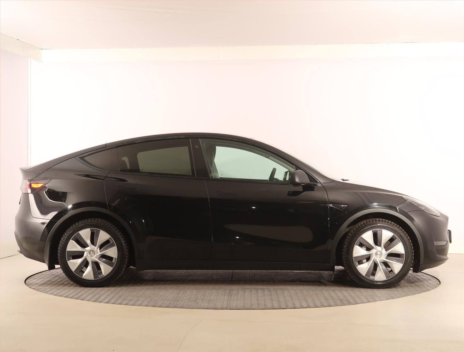 Tesla Model Y, Long Range AWD 79kWh, SoH 92% - fotka 6