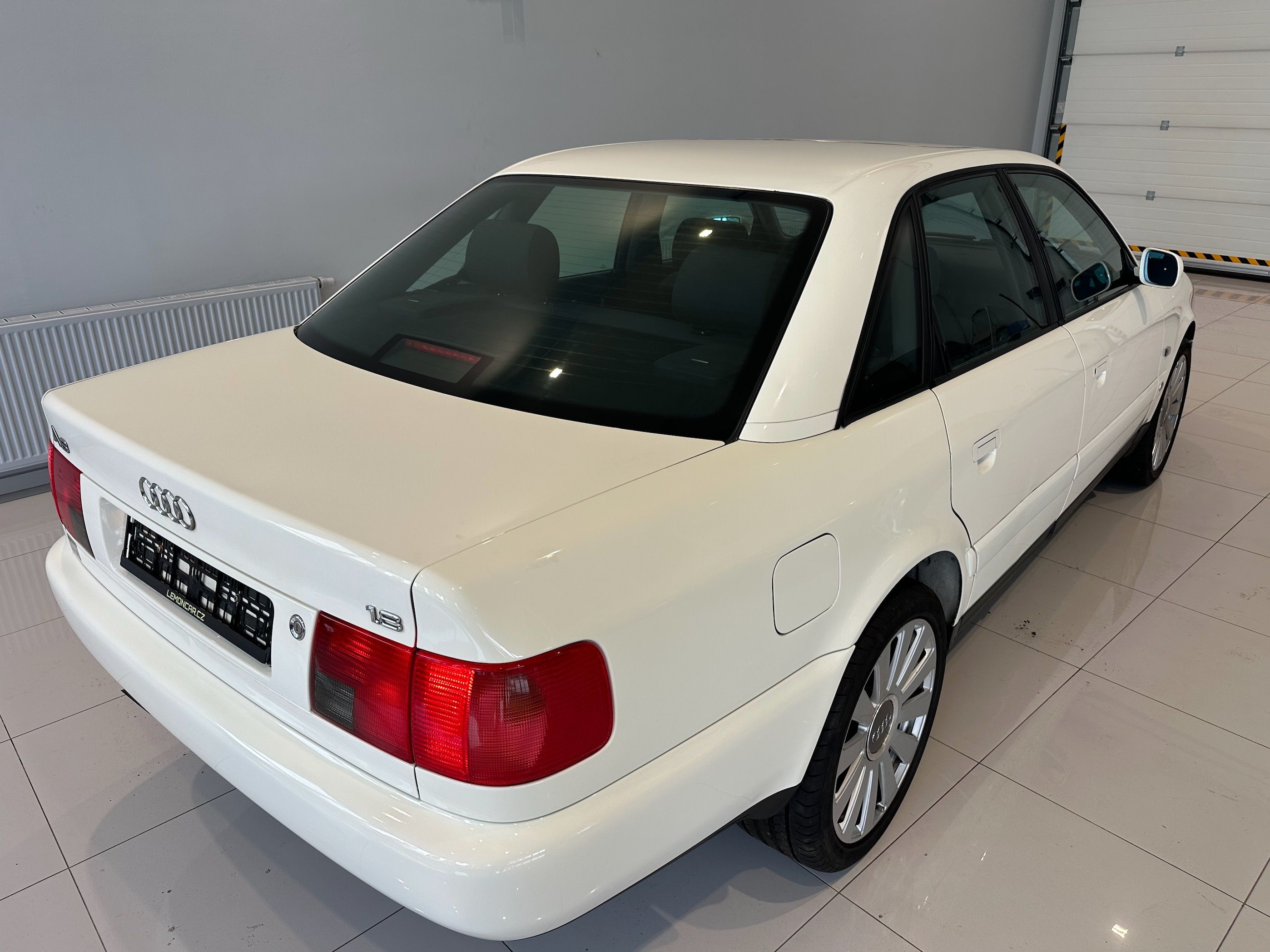 Audi A6, C4 1.8 5v 160.000km Top Stav - fotka 5