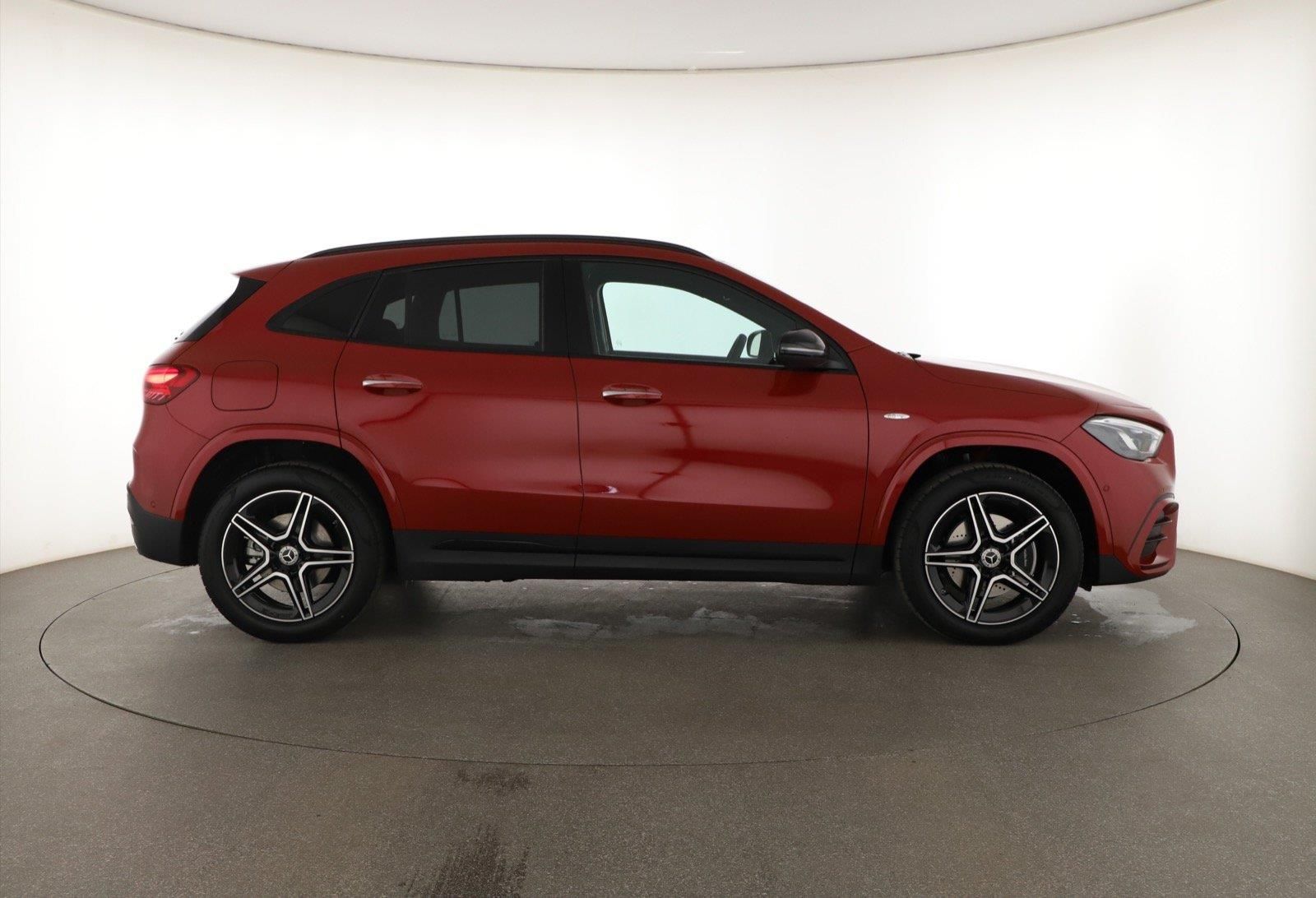 Mercedes-Benz GLA, 250 e, AMG LINE - fotka 6