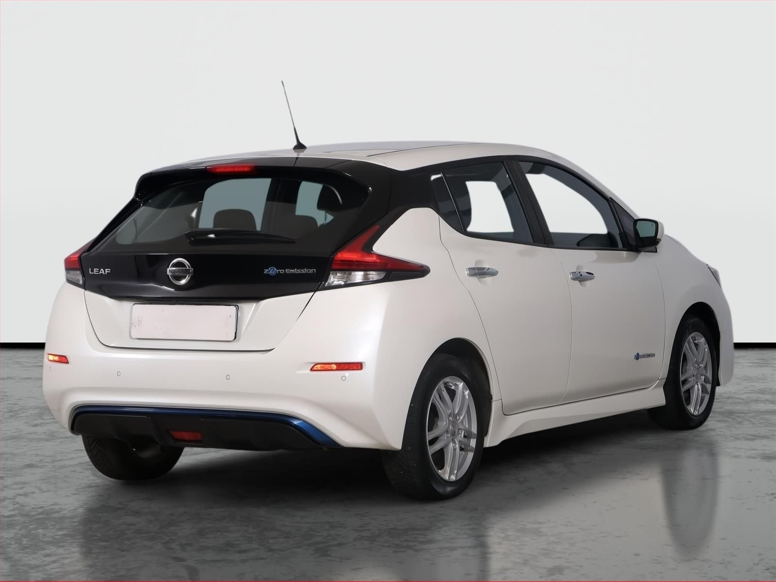 Nissan LEAF, 40 kWh, SoH 87%, Automat - fotka 5