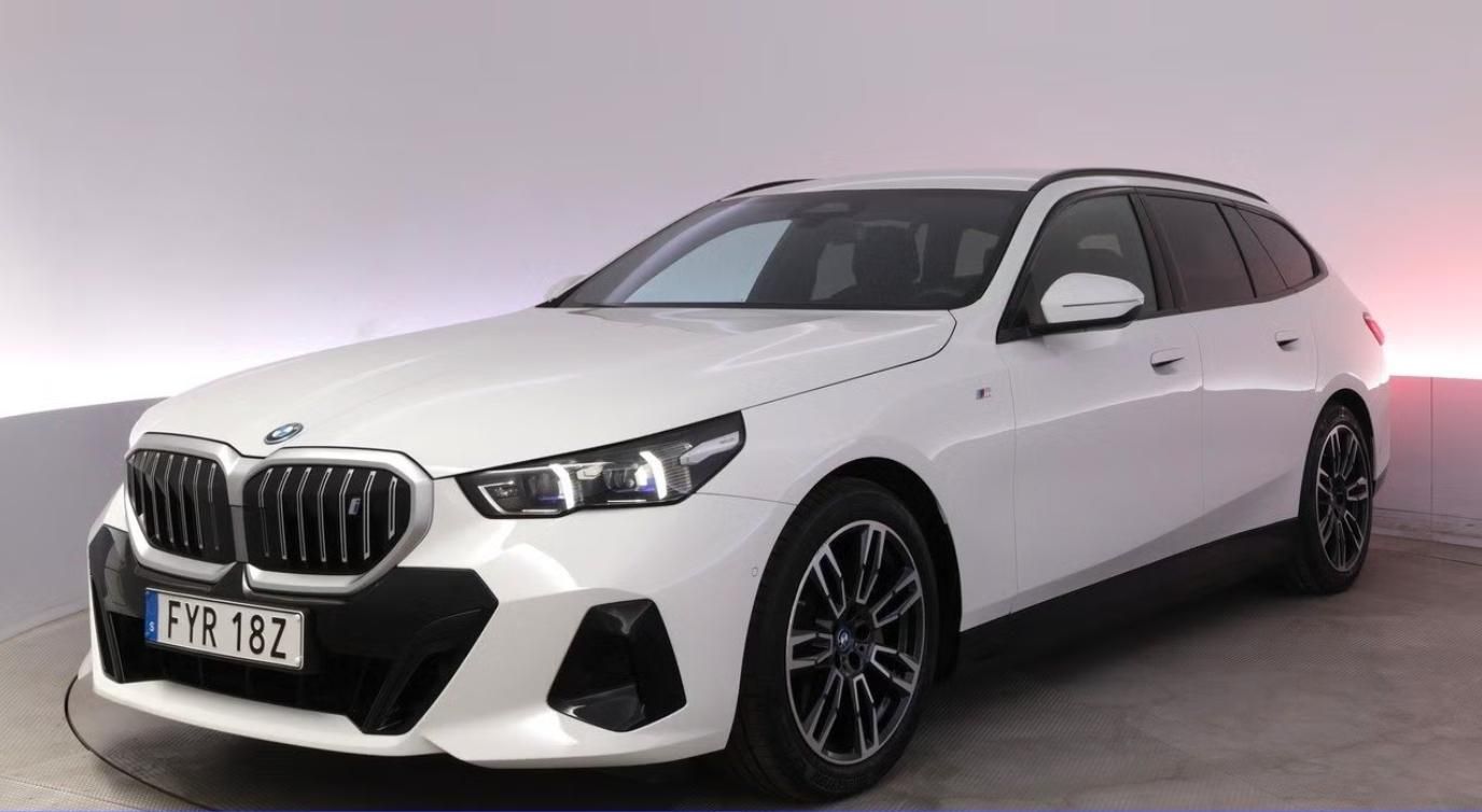 BMW i5, eDrive40 Touring SoH 97% Tažné
