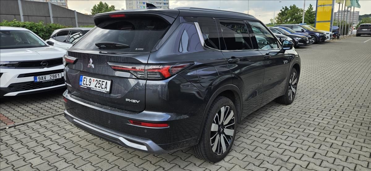 Mitsubishi Outlander, 2,4 PHEV 4x4  INSTYLE - fotka 4