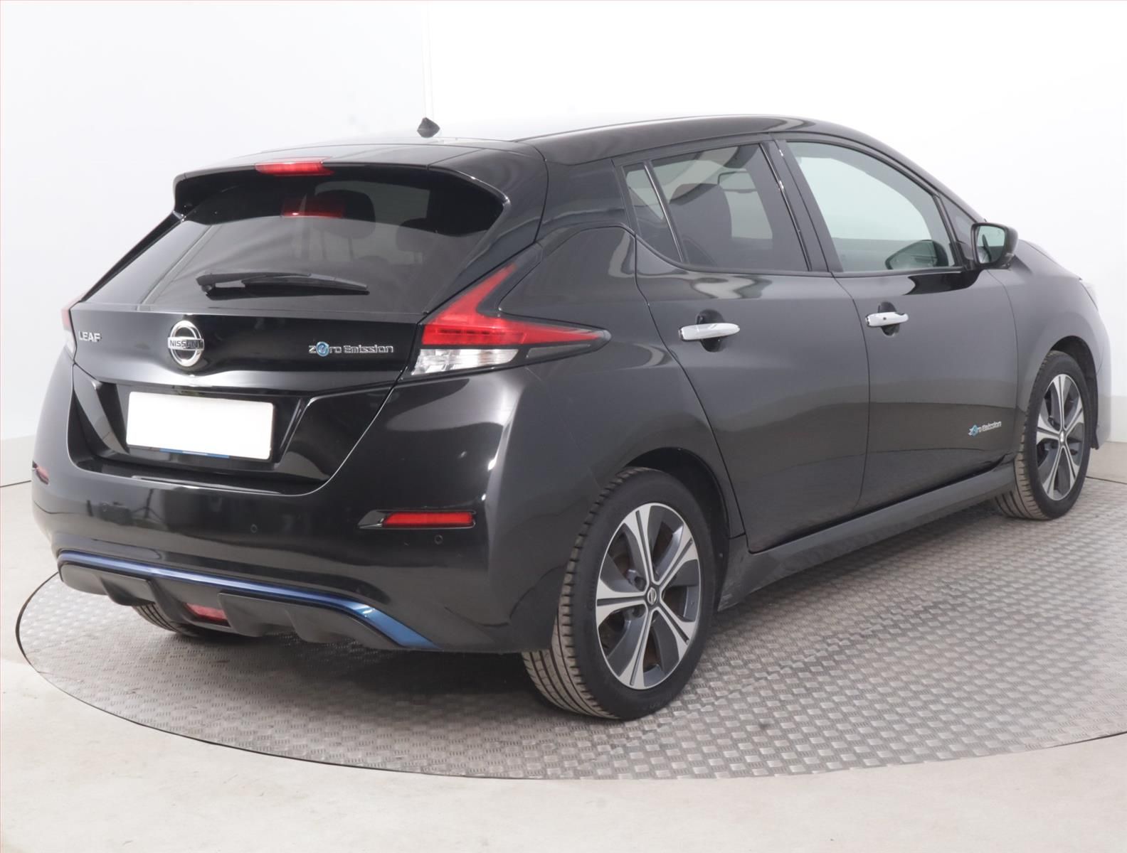 Nissan LEAF, 40 kWh, SoH 88%, Automat - fotka 5