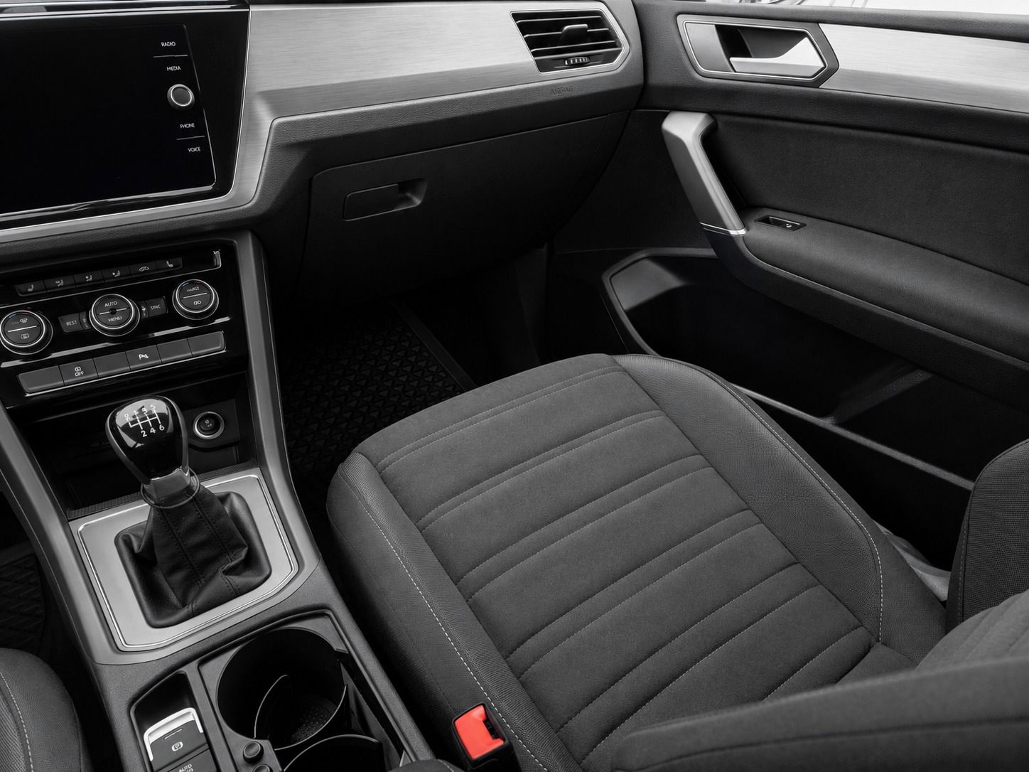 Volkswagen Passat, 1.5 TSI 110 kW R-Line LED ČR - fotka 4